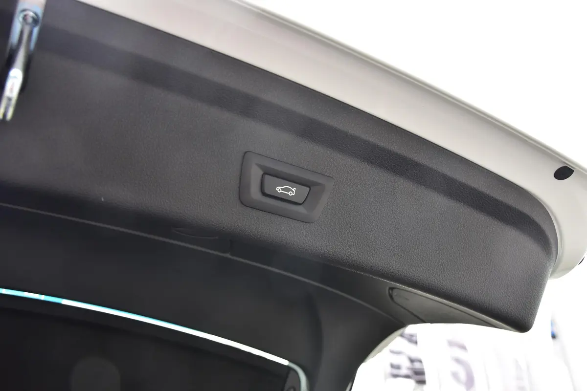 宝马3系GT320i 豪华设计套装电动尾门按键（手动扶手）