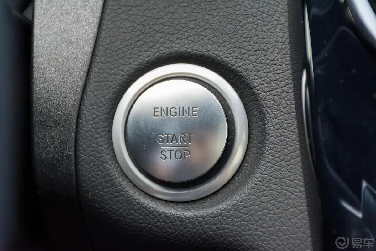 奔驰C级C 200 运动版钥匙孔或一键启动按键