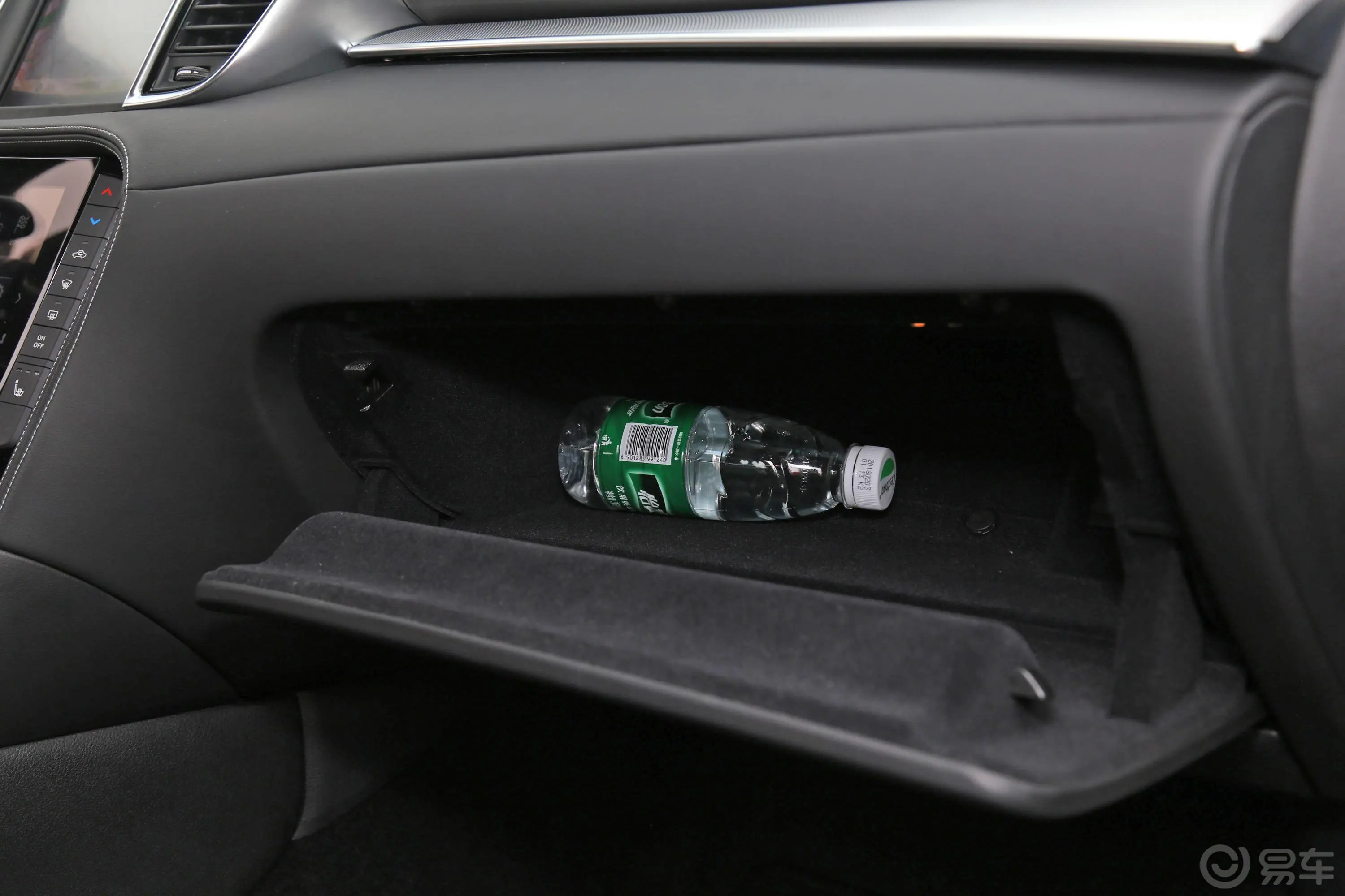 英菲尼迪QX502.0T 四驱 菁英版手套箱空间水瓶横置