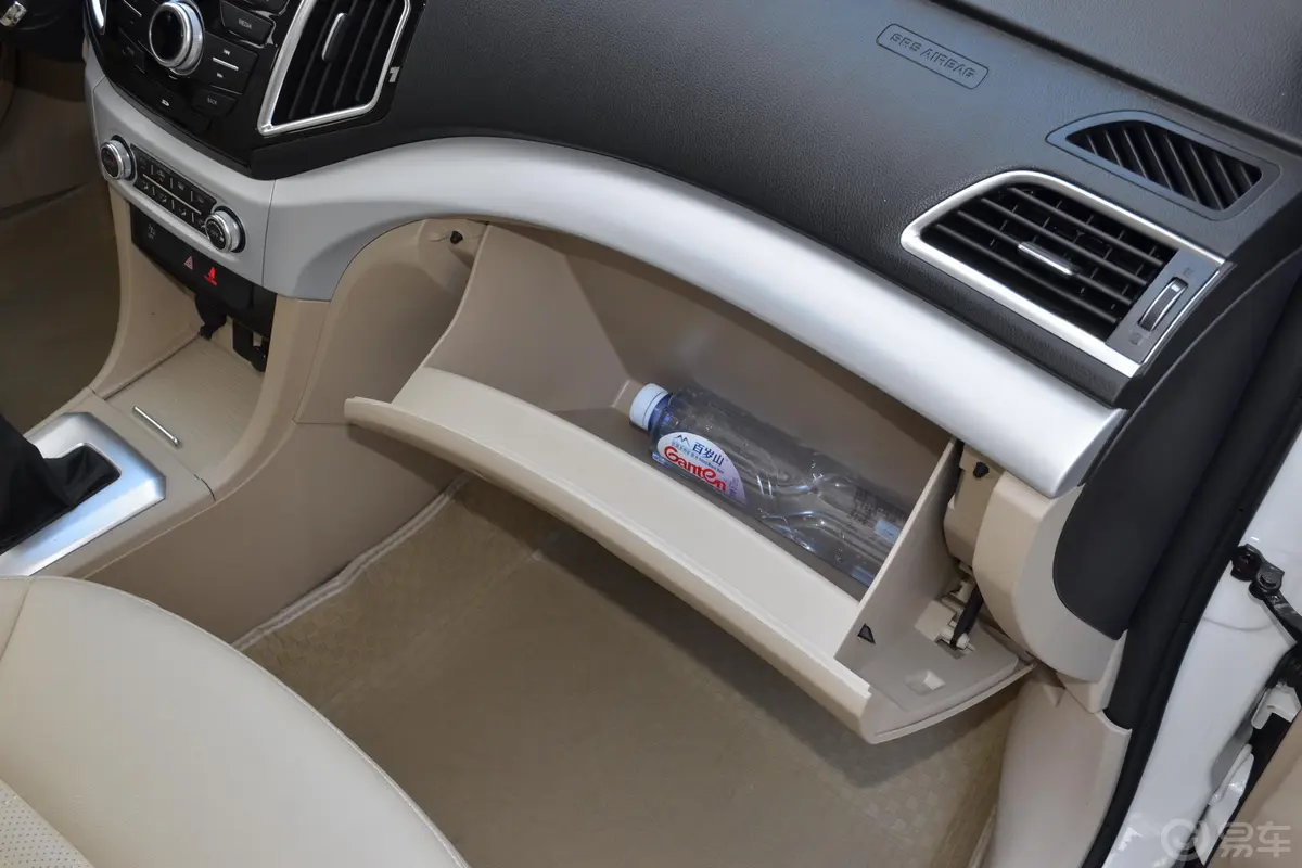长城C30 EV升级悦享版手套箱空间水瓶横置