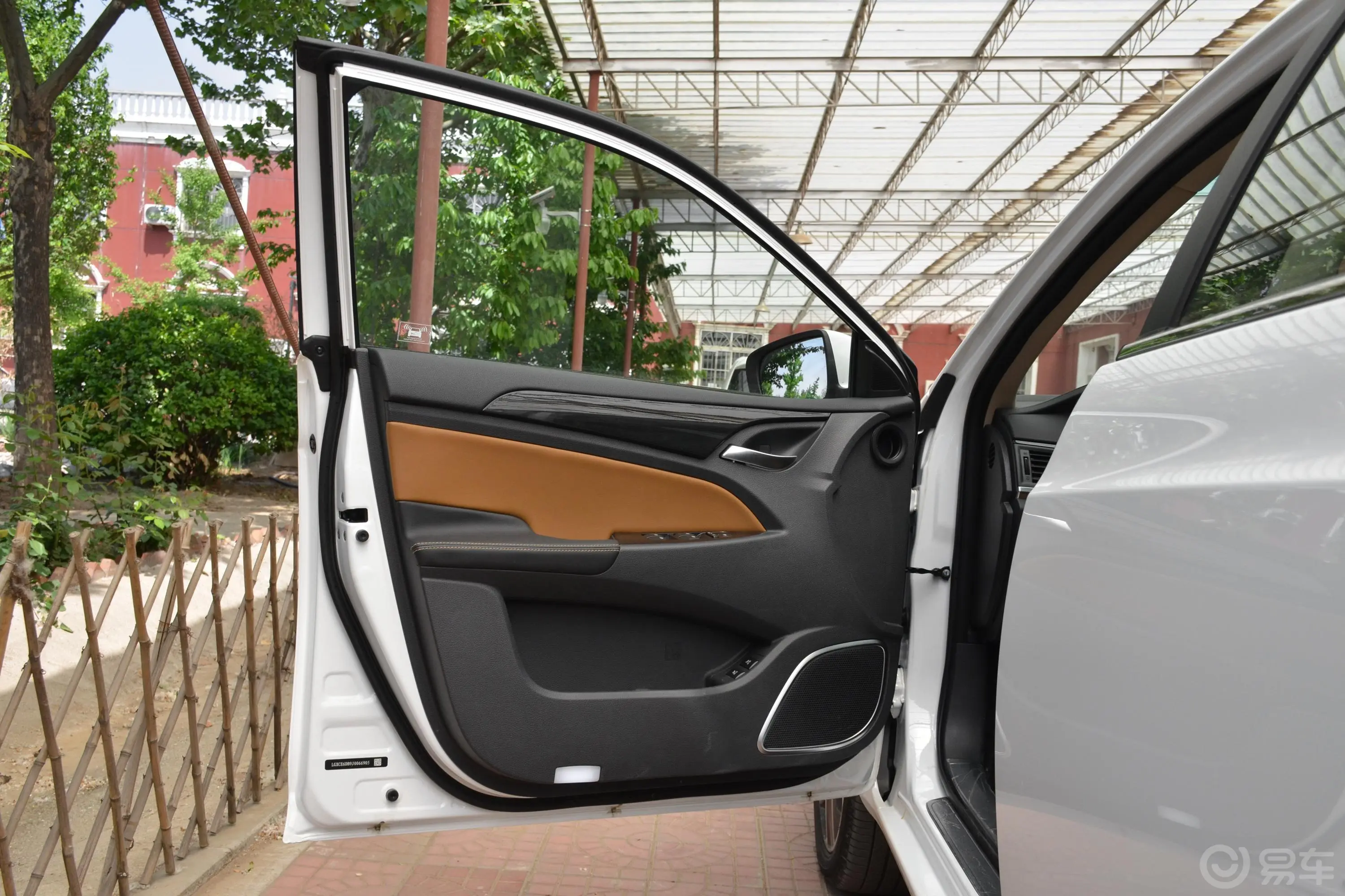 秦新能源EV450 智联锋尚版驾驶员侧前车门