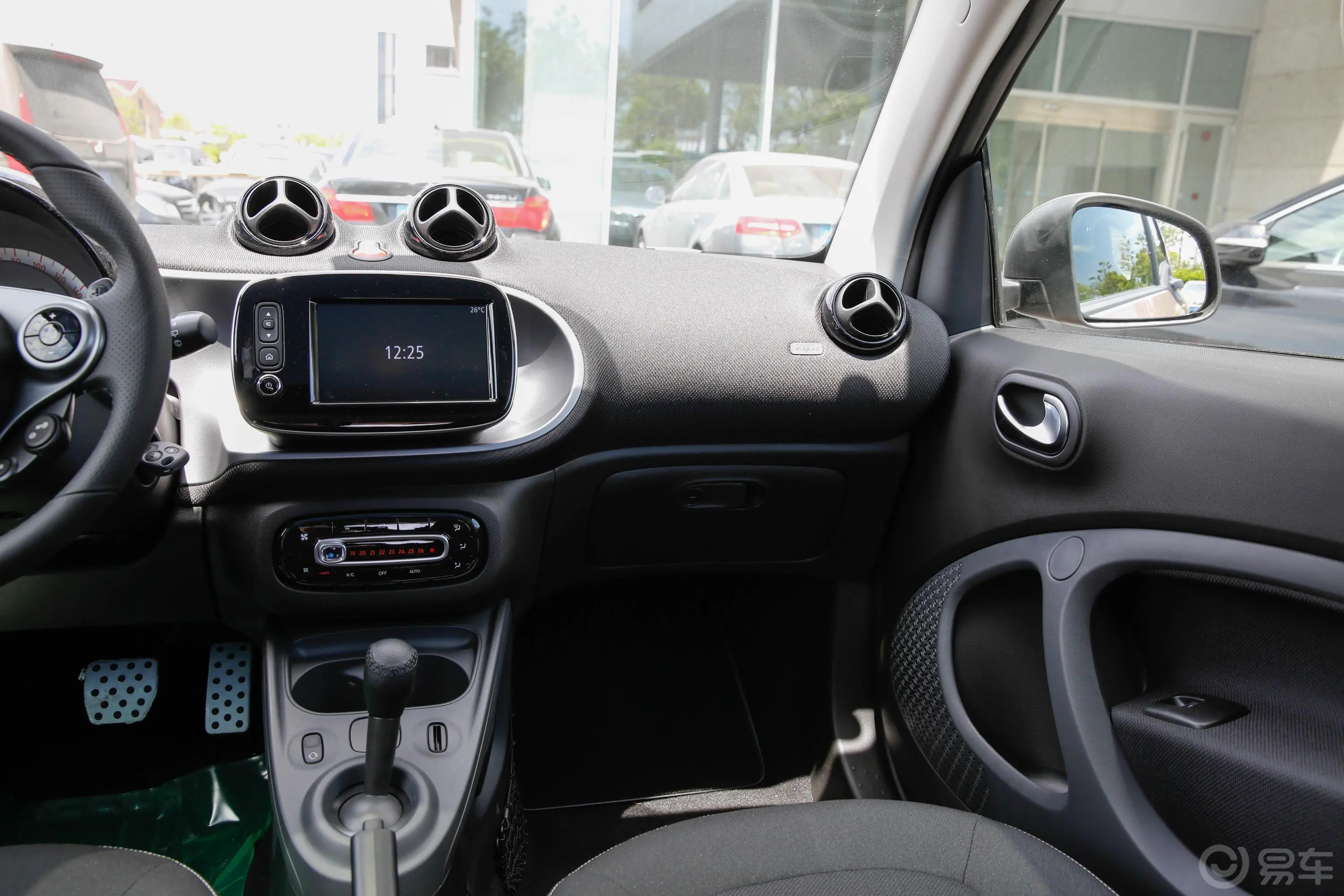 smart fortwo0.9T 66千瓦硬顶耀金特别版副驾驶位区域