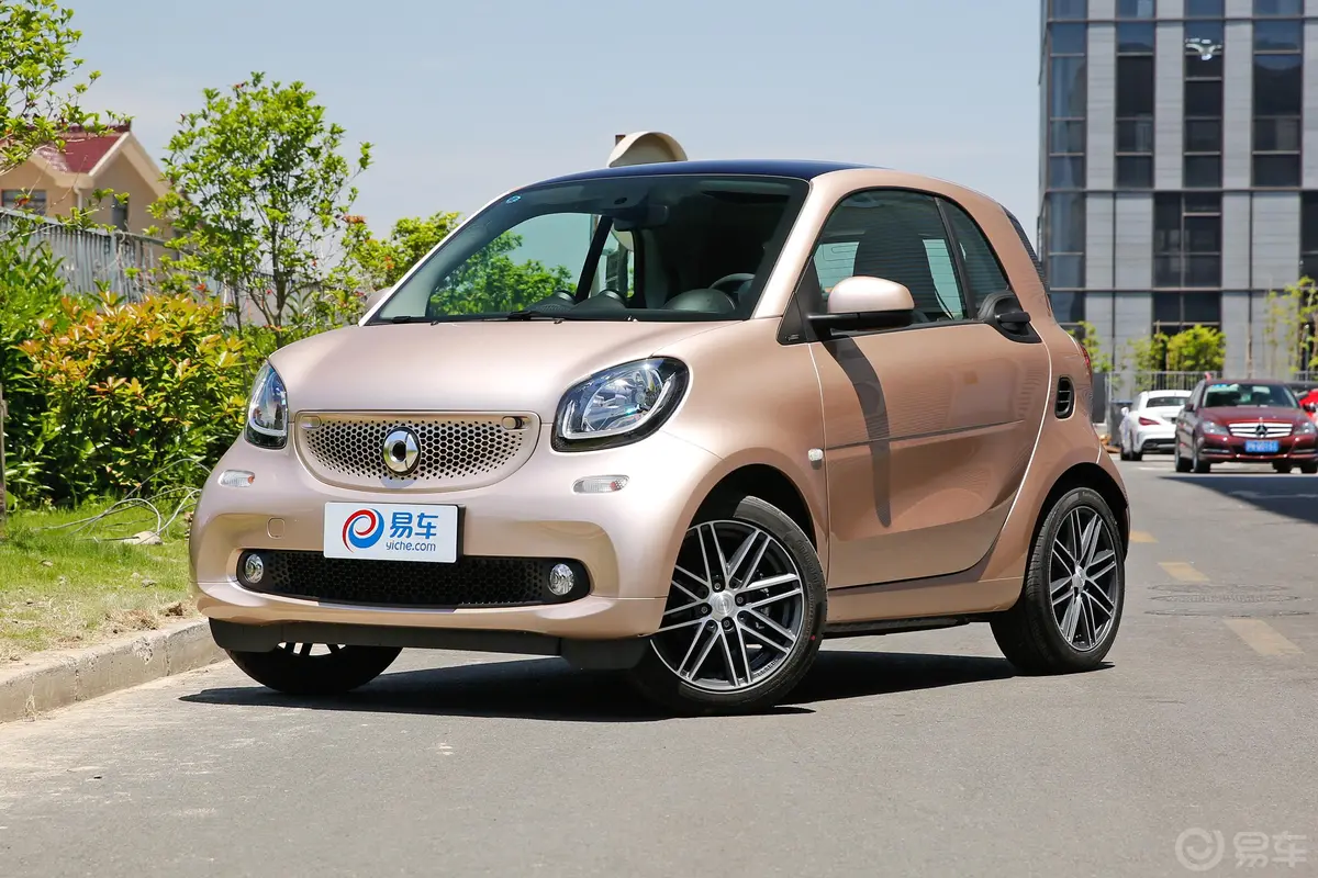 smart fortwo0.9T 66千瓦硬顶耀金特别版侧前45度车头向左水平