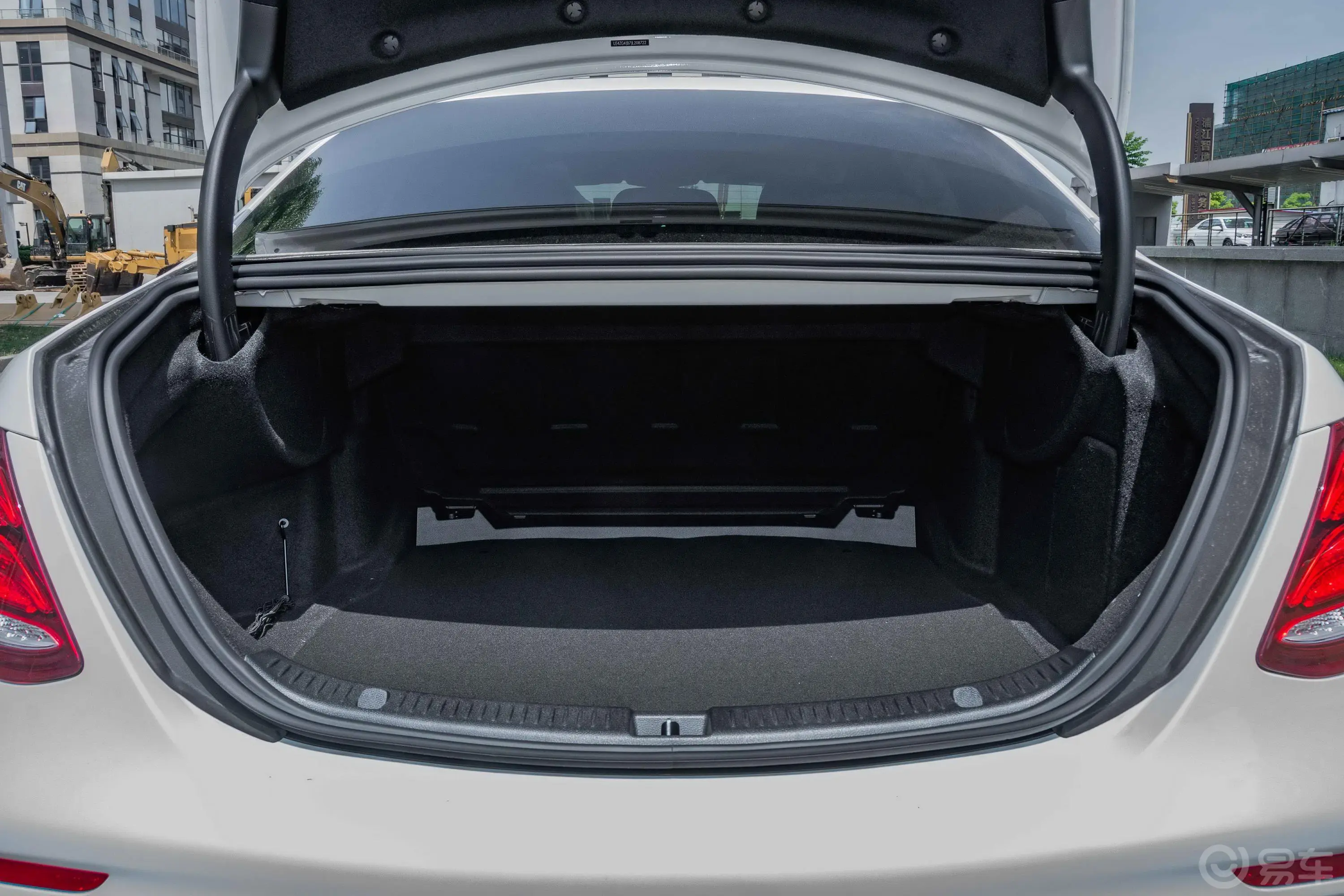 奔驰E级E 300 L 时尚版 运动轿车后备厢空间特写