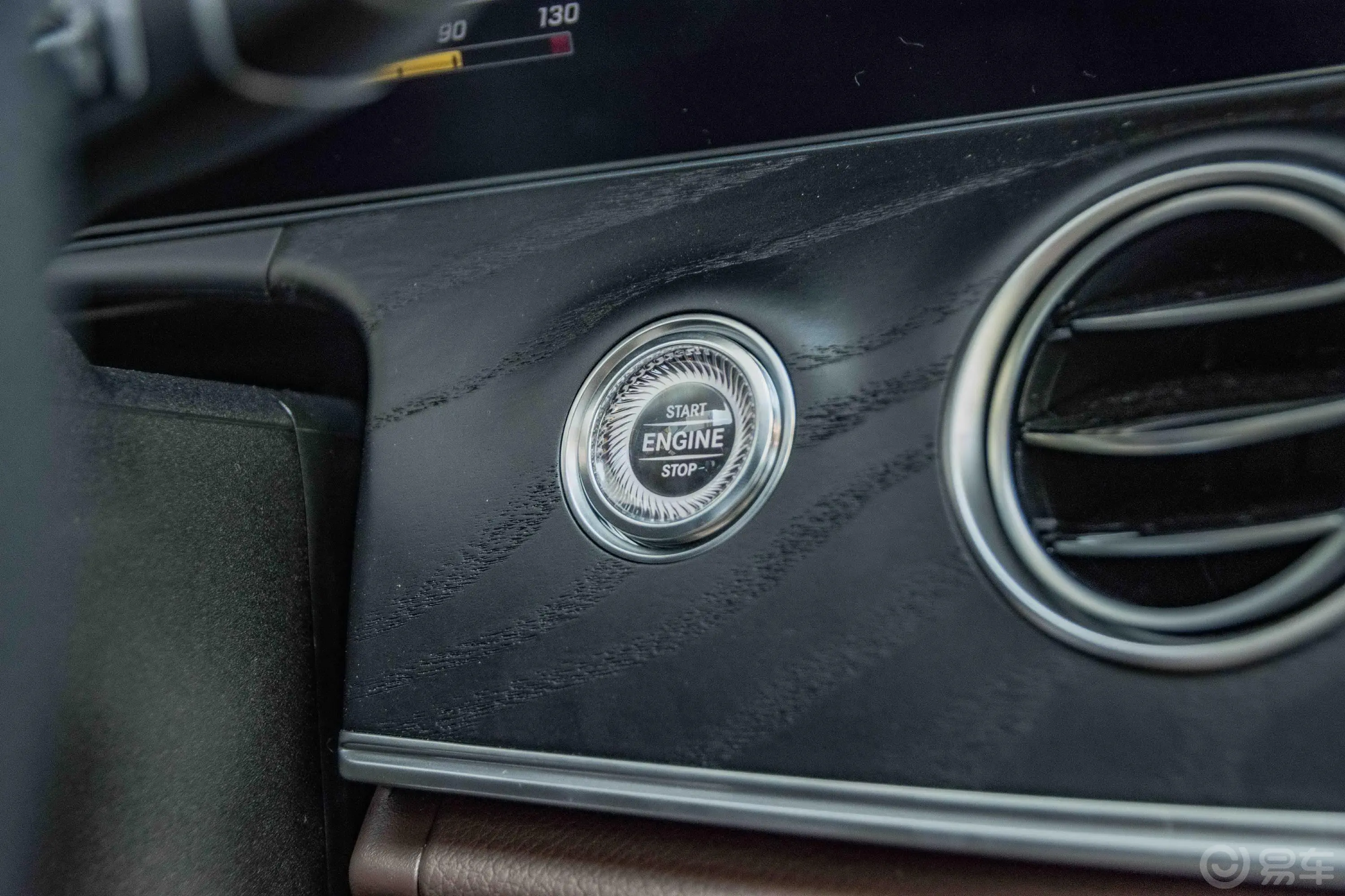 奔驰E级E 300 L 时尚版 运动轿车钥匙孔或一键启动按键