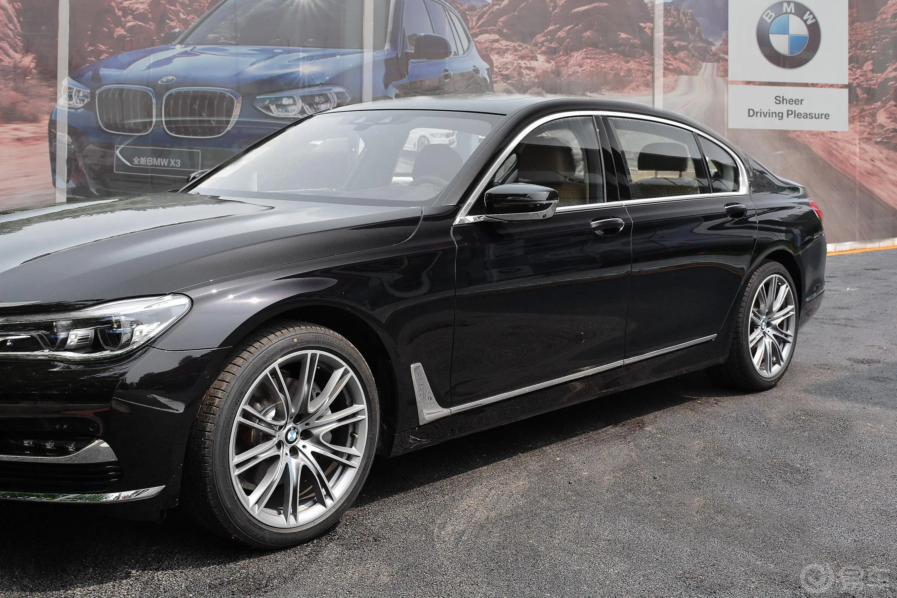 宝马7系740Li xDrive 尊享版 卓越套装外观