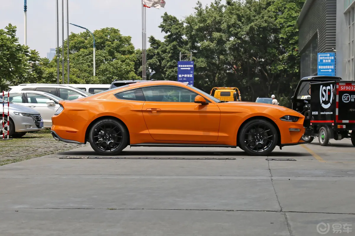 Mustang2.3L 标准版外观