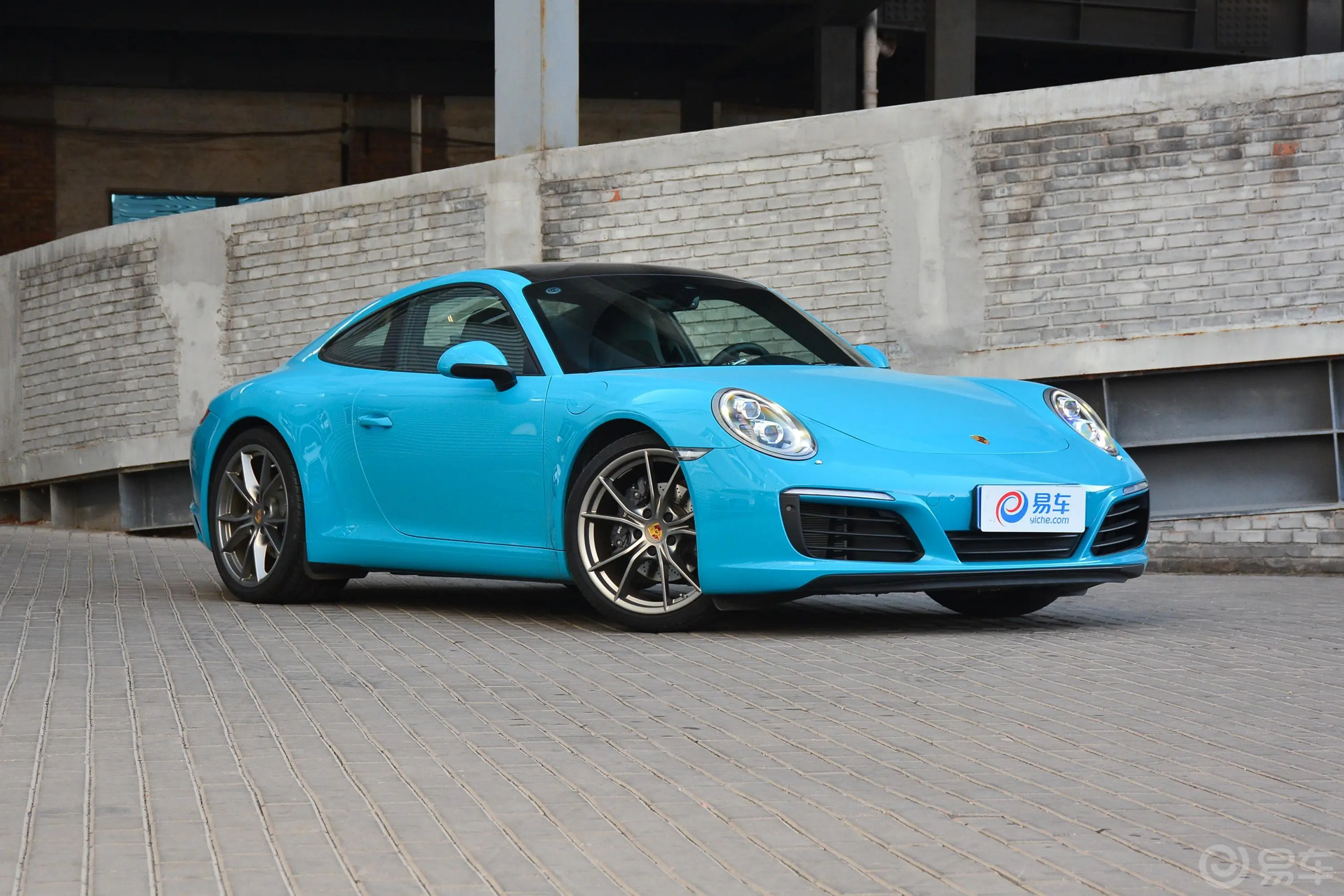 保时捷911Carrera 3.0T侧前45度车头向右水平