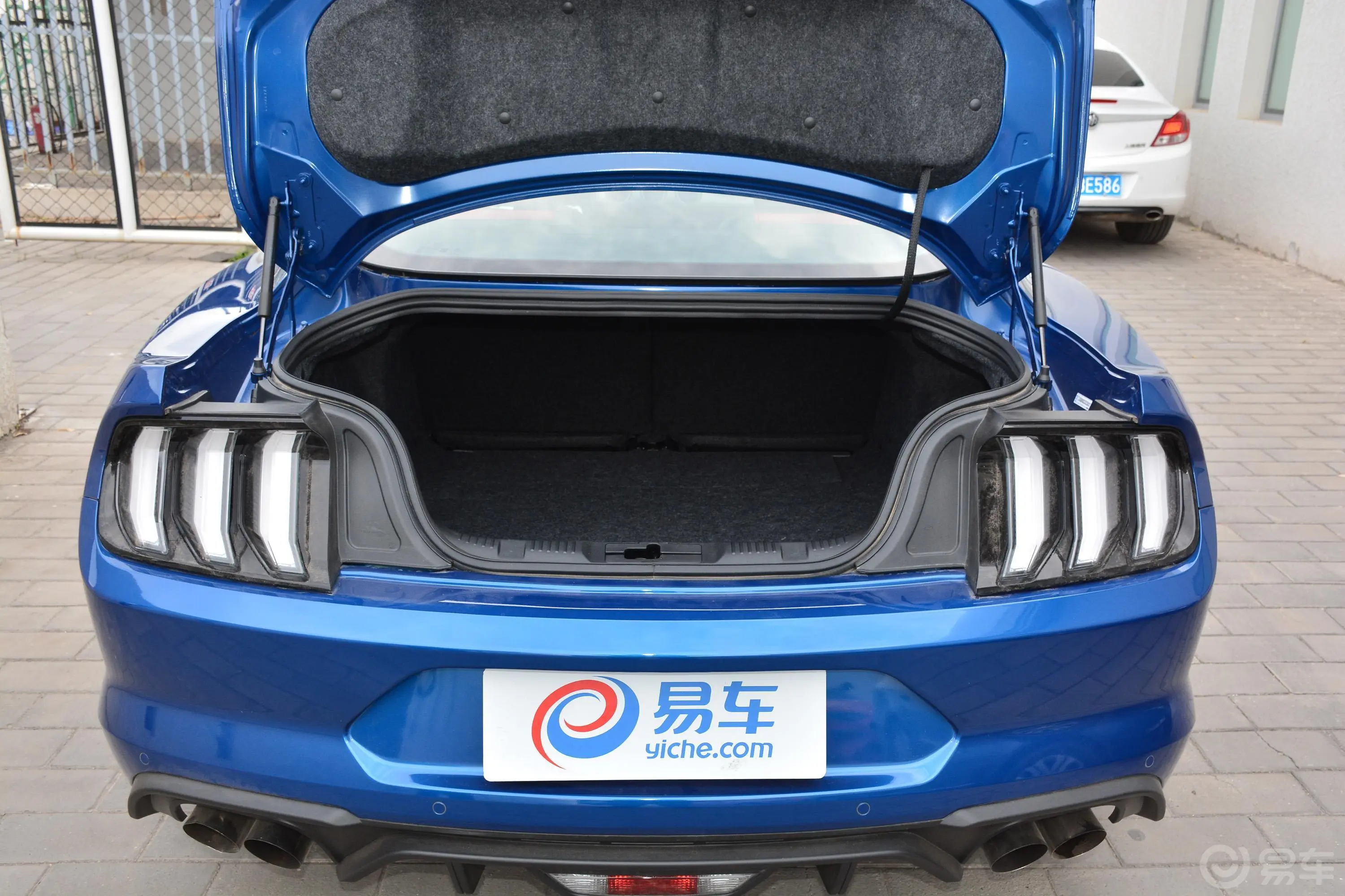 Mustang5.0L V8 GT后备厢空间特写
