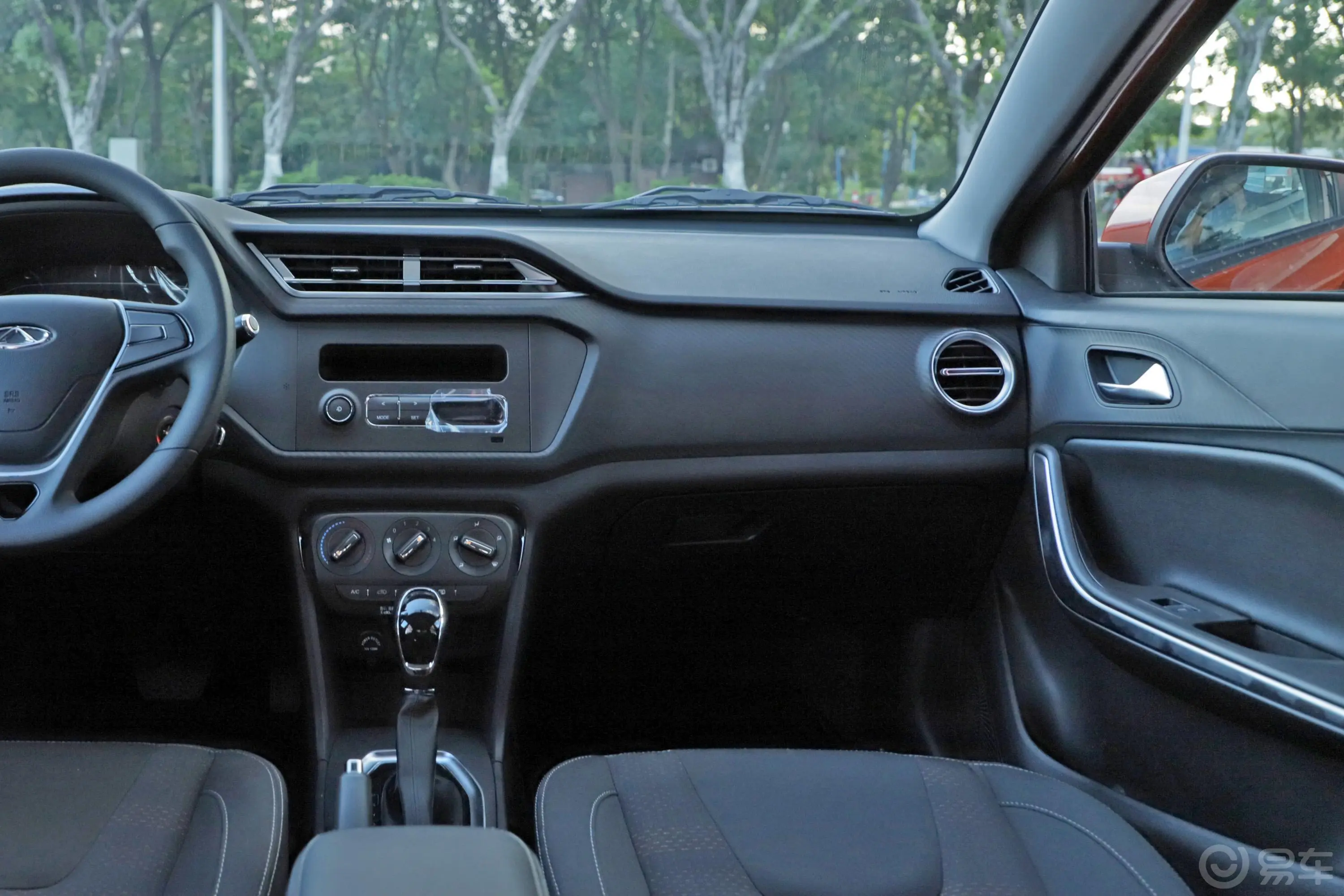 瑞虎3x1.5L 自动 舒适版副驾驶位区域