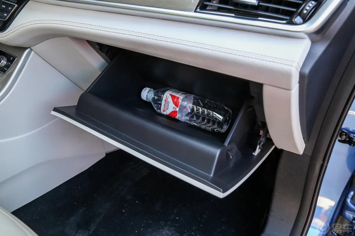 汉腾X5 EV旗舰版手套箱空间水瓶横置