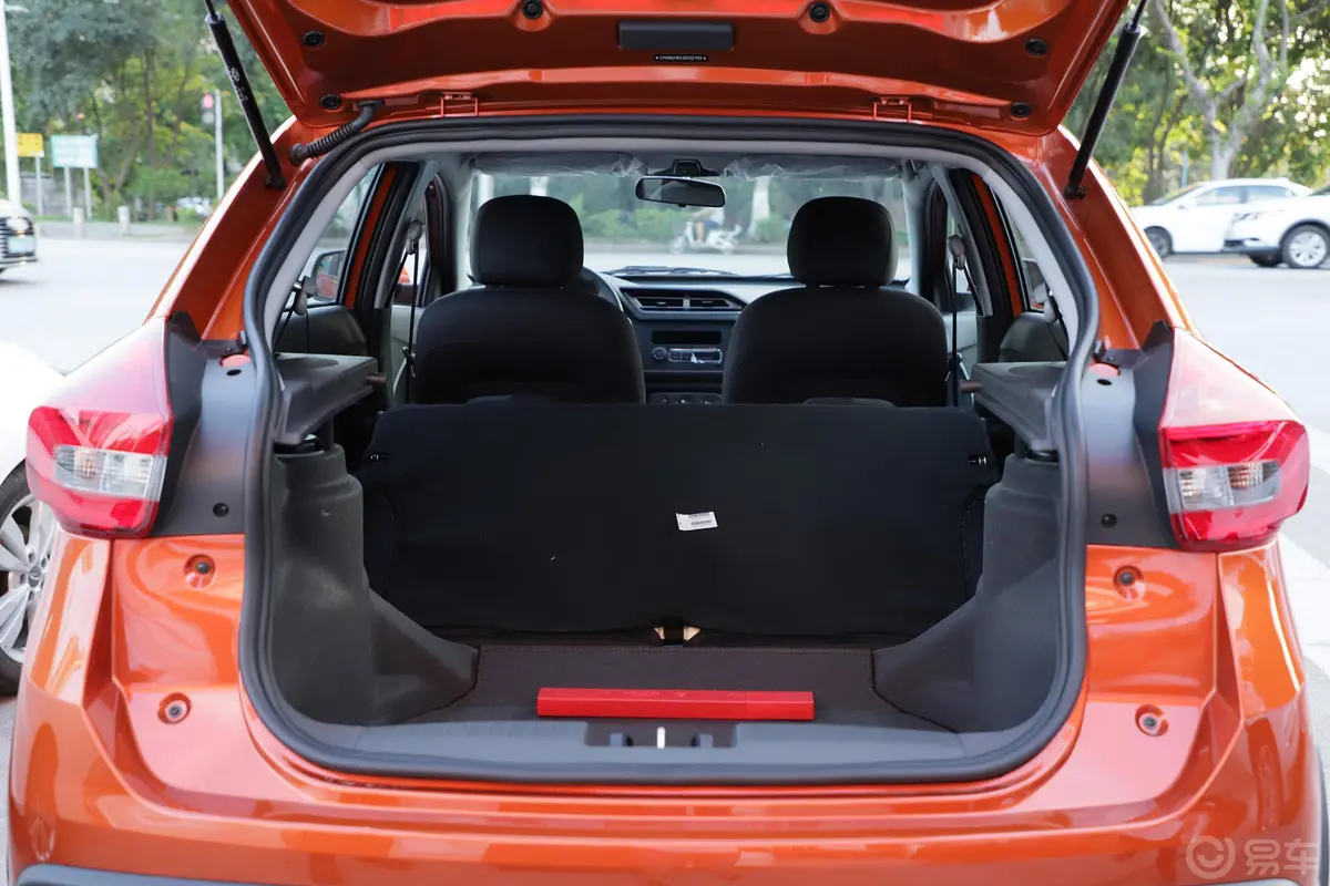 瑞虎3x1.5L 自动 舒适版后备厢空间特写