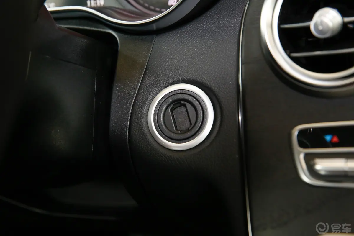 奔驰C级(进口)C 300 轿跑璨夜特别版钥匙孔或一键启动按键