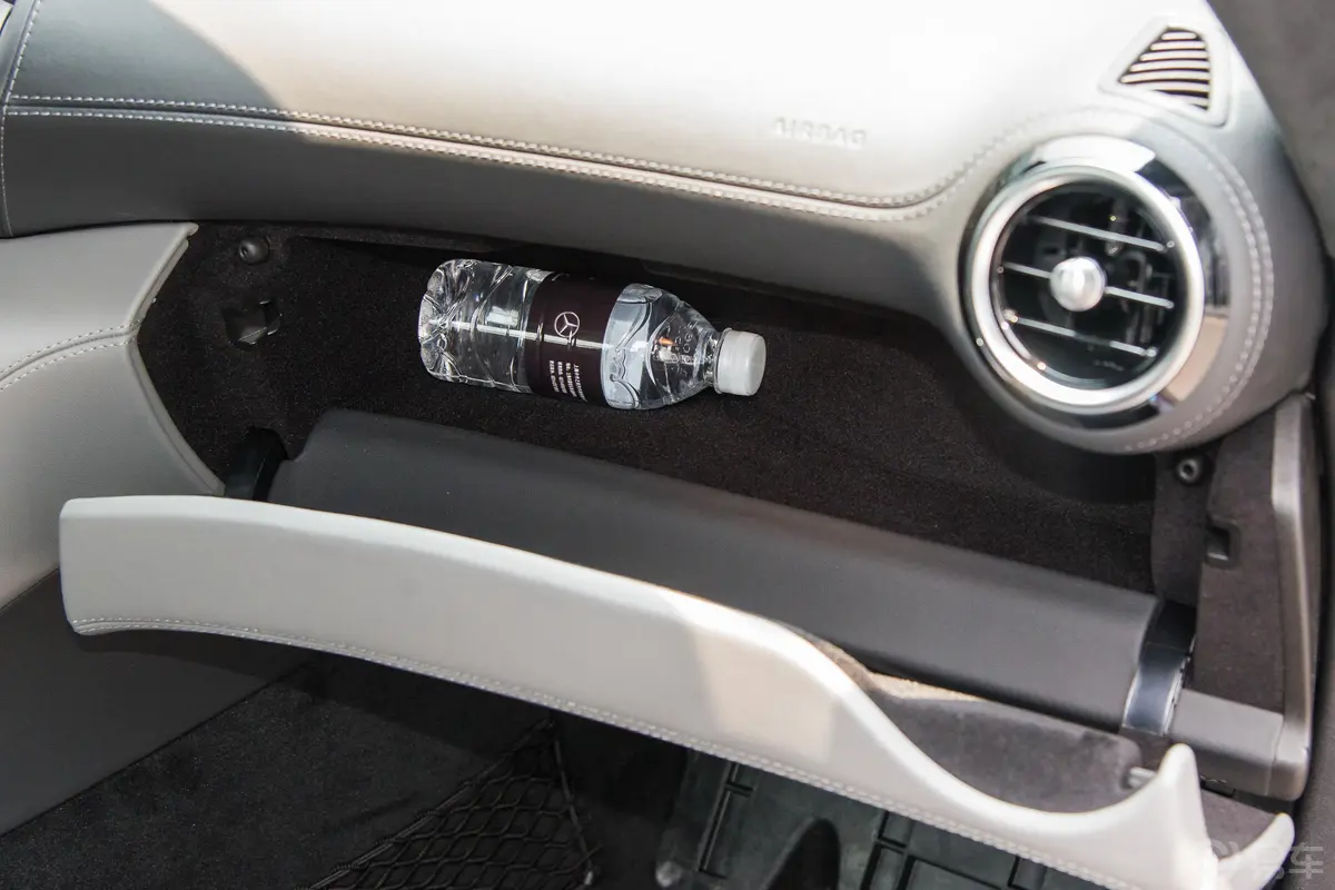 奔驰GT AMGAMG GT C 中国特别版手套箱空间水瓶横置