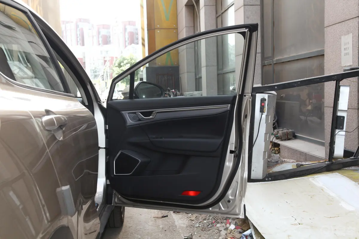 帝豪GS领潮版 1.4T 双离合 尊尚智联版副驾驶员车门