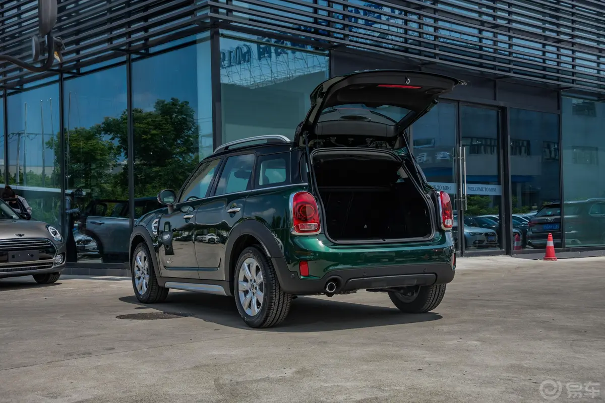 MINI COUNTRYMAN1.5T COOPER ALL4后备厢开启45度侧拍