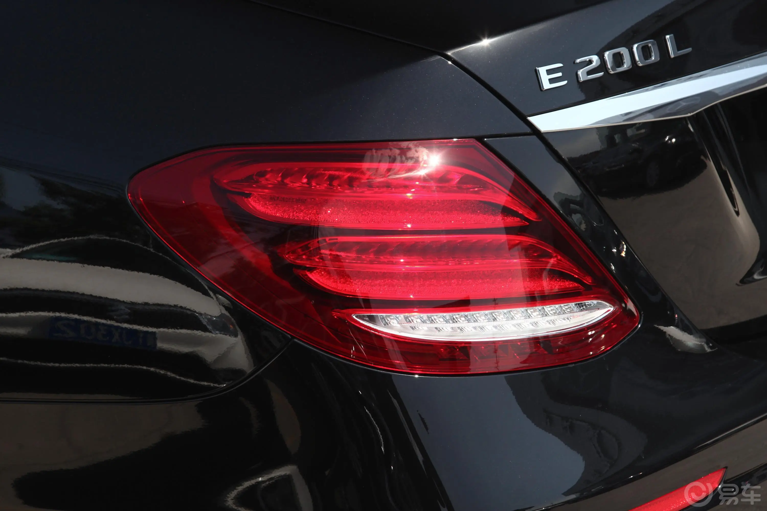 奔驰E级改款 E 200 L 4MATIC 运动轿车尾灯侧45度俯拍