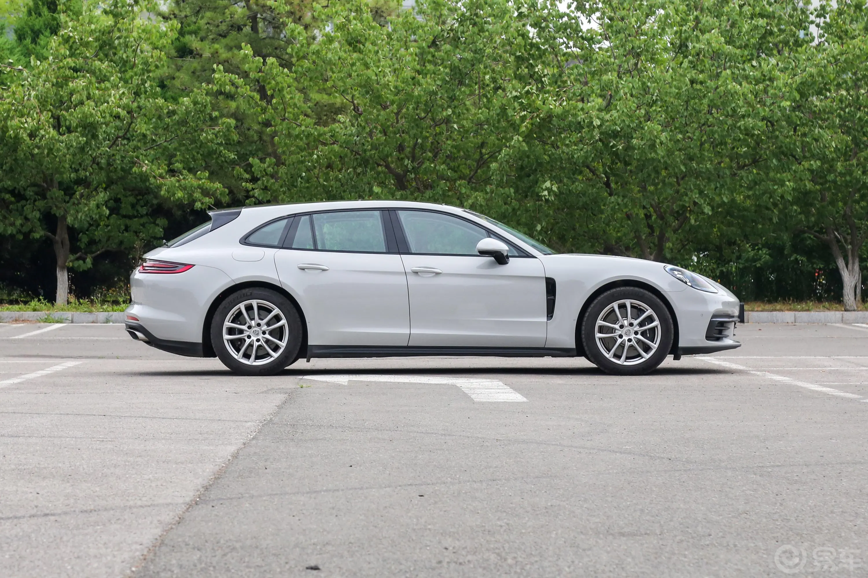 PanameraPanamera 4 Sport Turismo 3.0T正侧车头向右水平