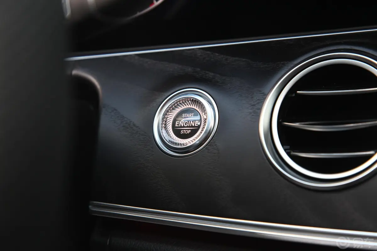 奔驰E级改款 E 200 L 4MATIC 运动轿车钥匙孔或一键启动按键