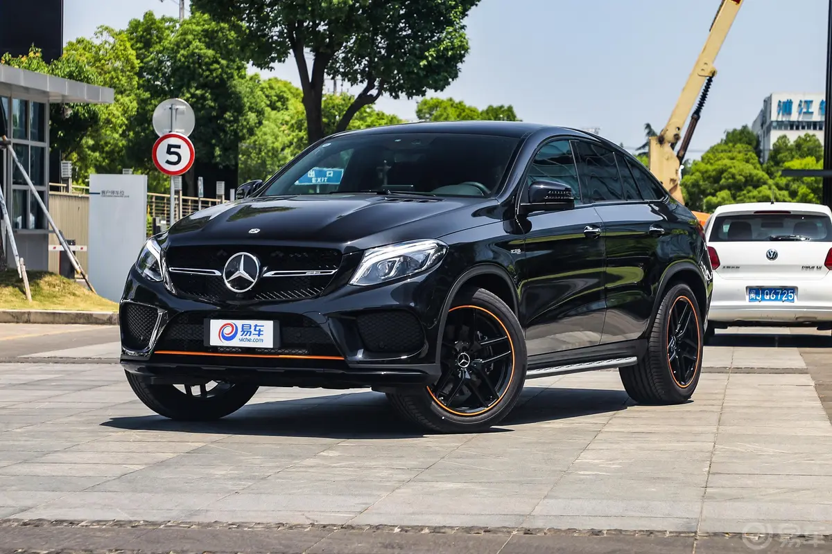 奔驰GLE轿跑 AMGGLE 43 4MATIC 轿跑SUV 幻橙特别版侧前45度车头向左水平