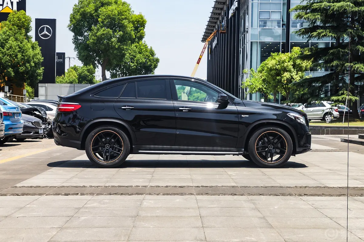 奔驰GLE轿跑 AMGGLE 43 4MATIC 轿跑SUV 幻橙特别版正侧车头向右水平