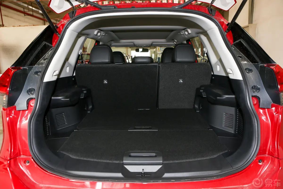奇骏2.0L CVT 两驱 舒适版 5座后备厢空间特写