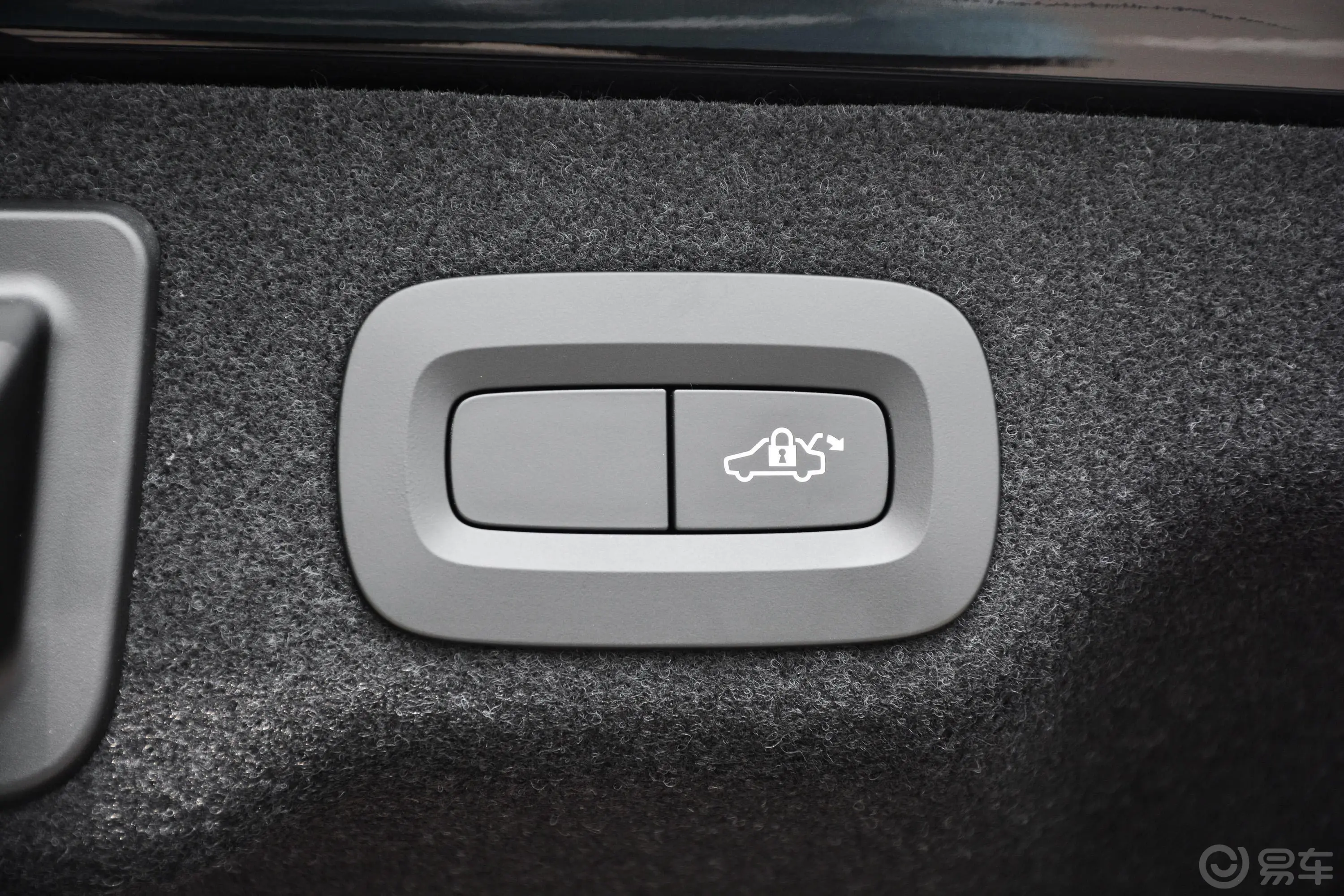 沃尔沃S90T5 智逸版电动尾门按键（手动扶手）