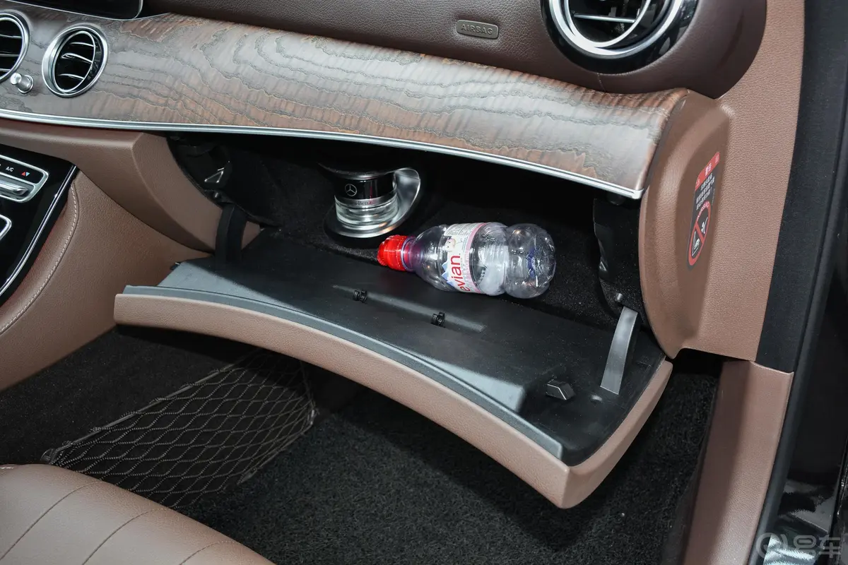 奔驰E级改款 E 320 L 4MATIC手套箱空间水瓶横置