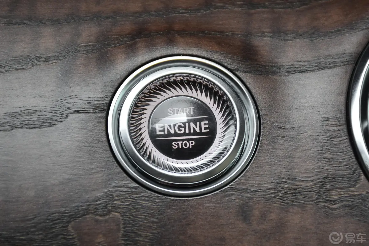 奔驰E级改款 E 320 L 4MATIC钥匙孔或一键启动按键