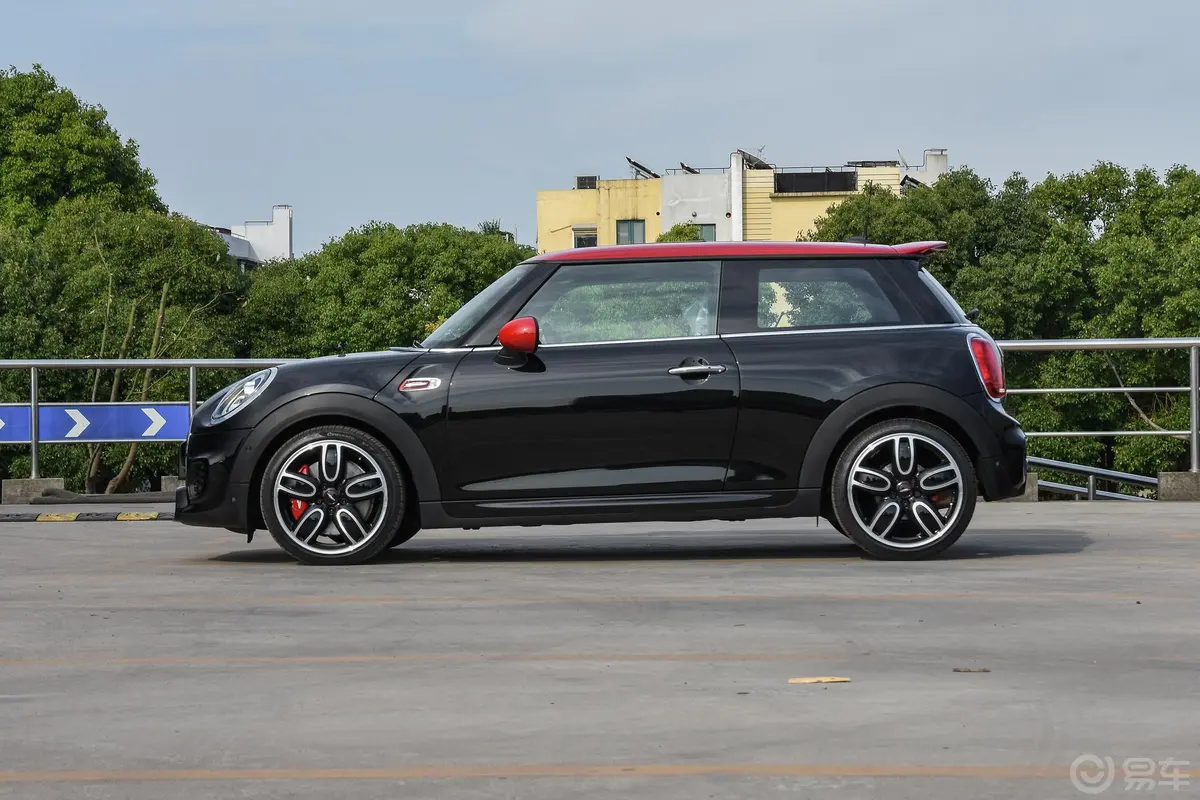 MINI JCW2.0T ALL-IN正侧车头向左水平