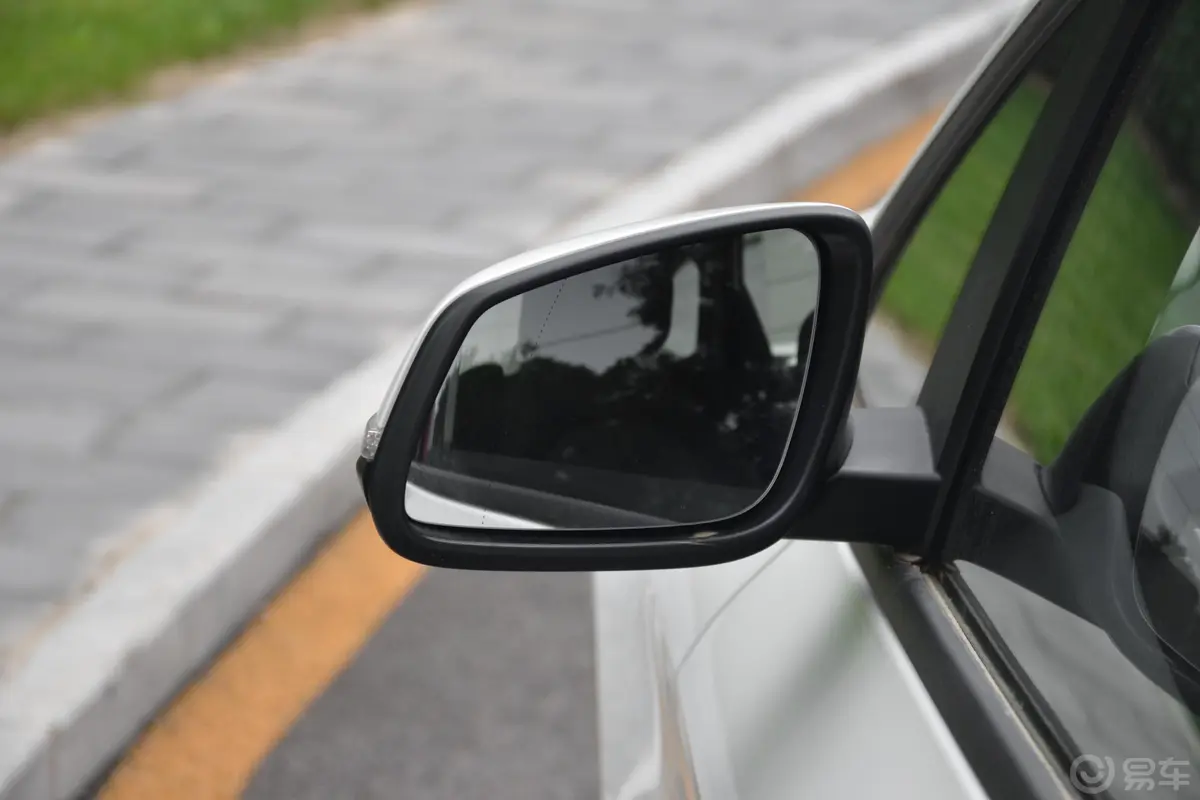 宝马2系旅行车218i 时尚版后视镜镜面