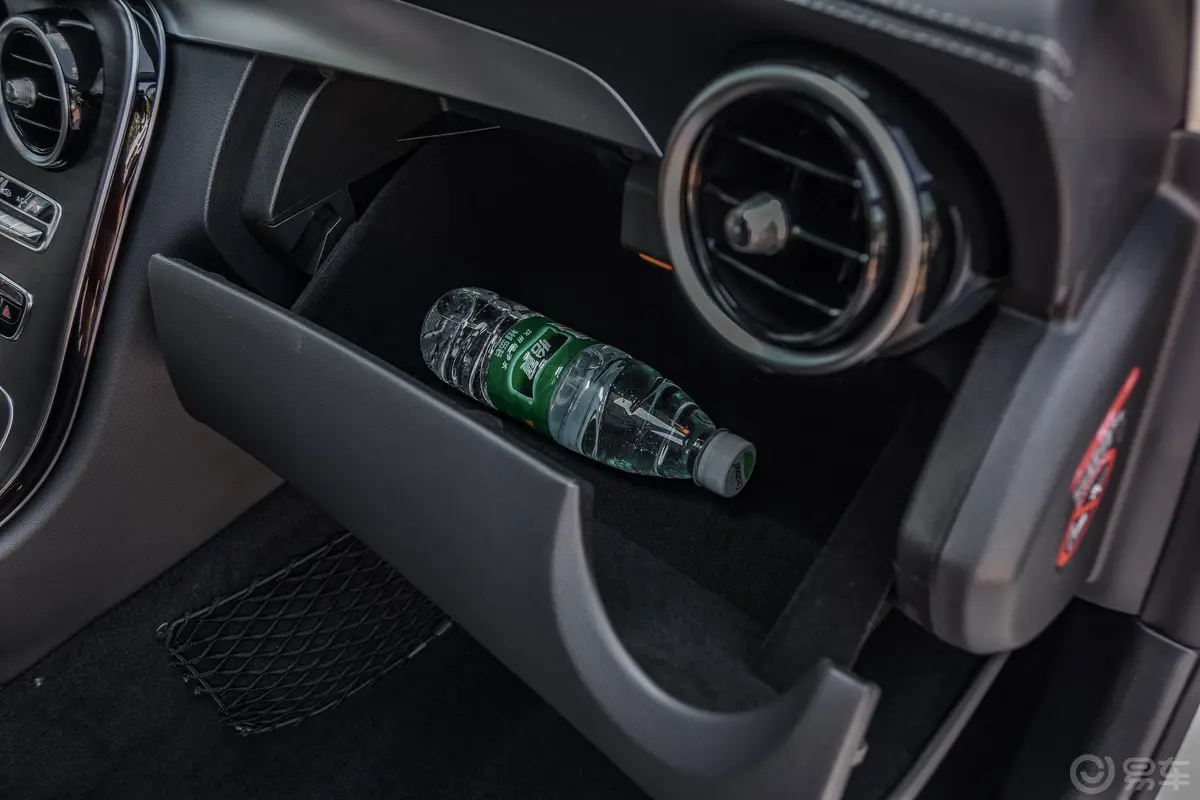 奔驰C级C 200 L 运动轿车 成就特别版手套箱空间水瓶横置