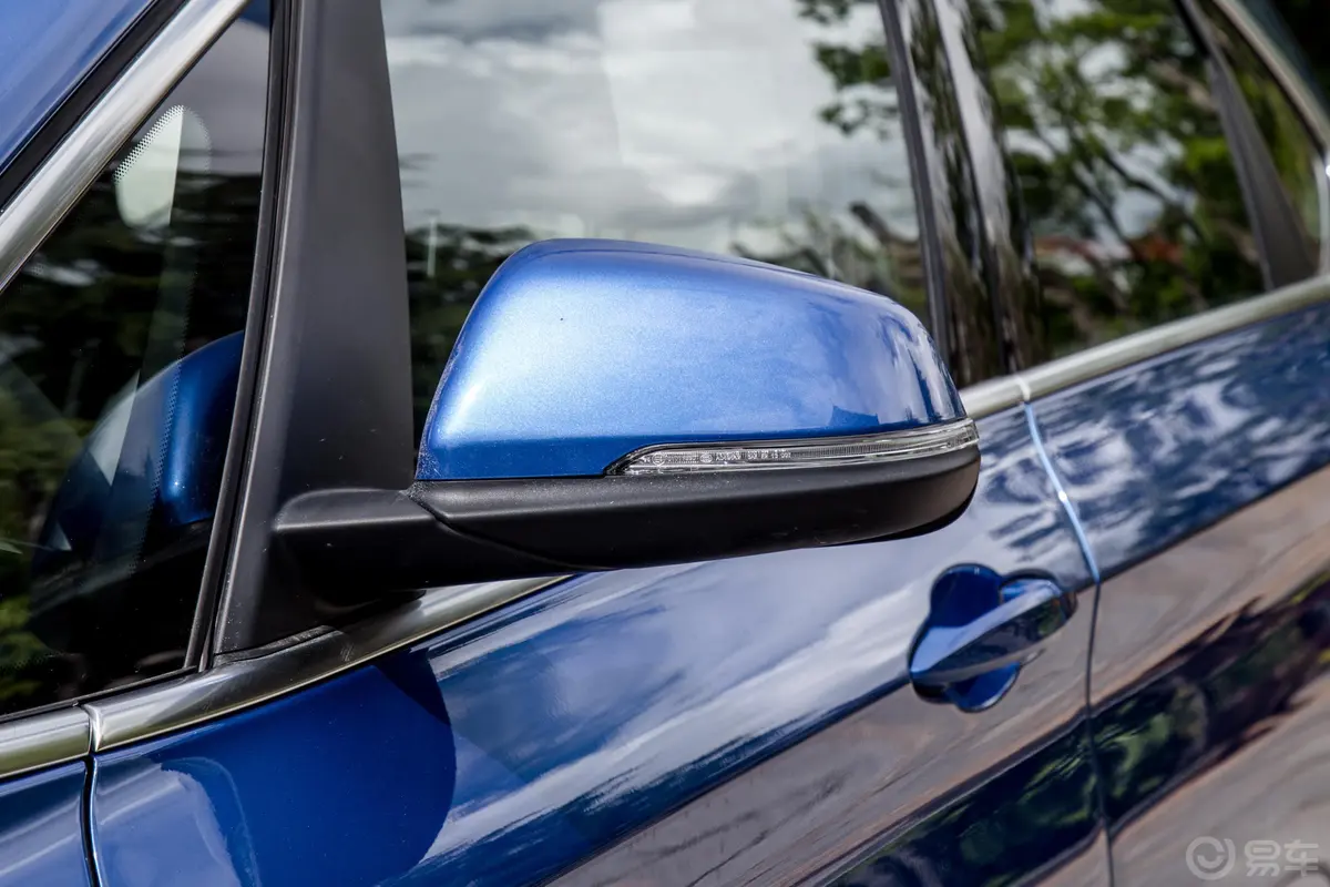 宝马2系旅行车218i 尊享版运动套装主驾驶后视镜背面