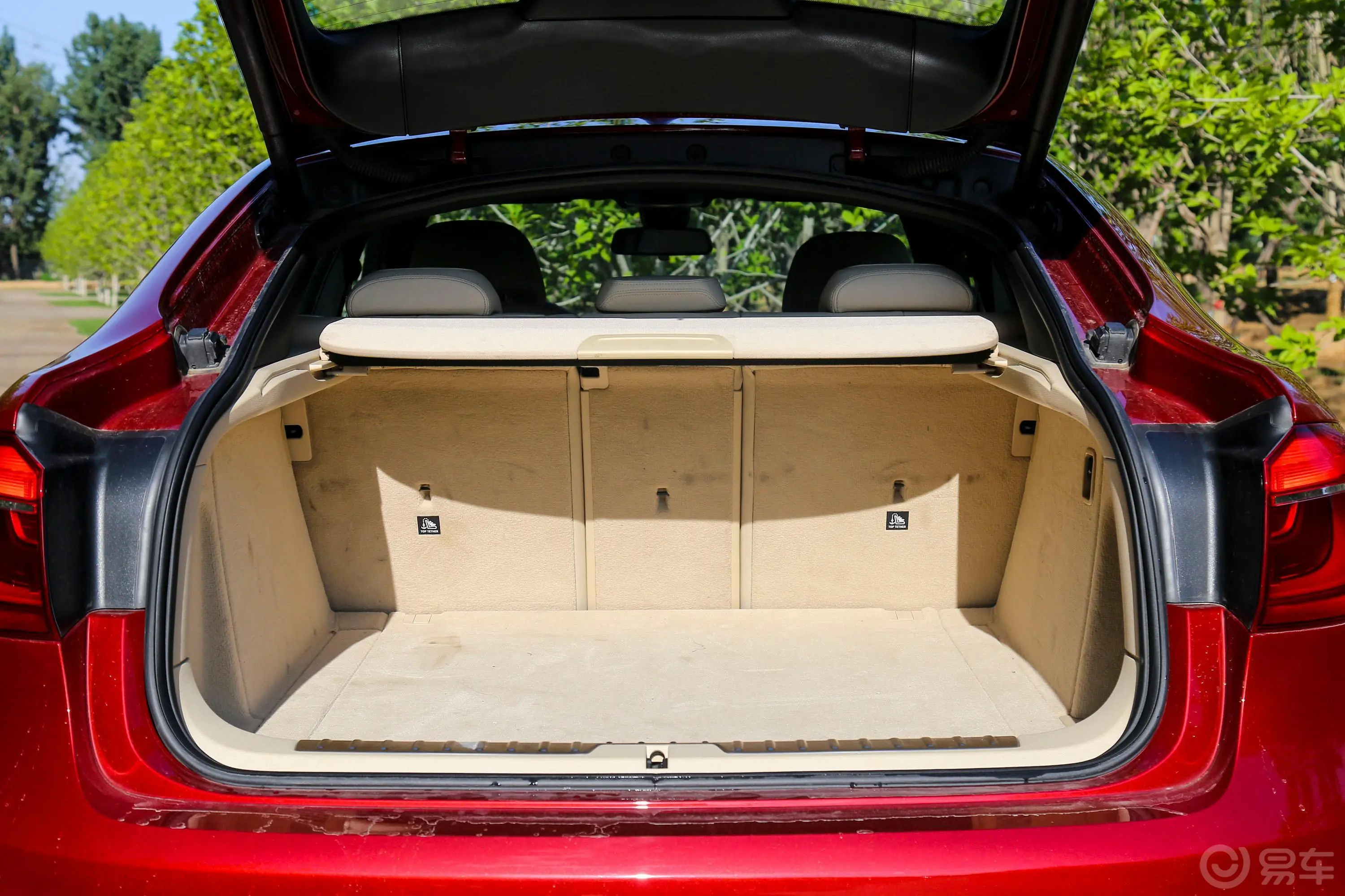宝马X6xDrive35i M运动豪华版后备厢空间特写