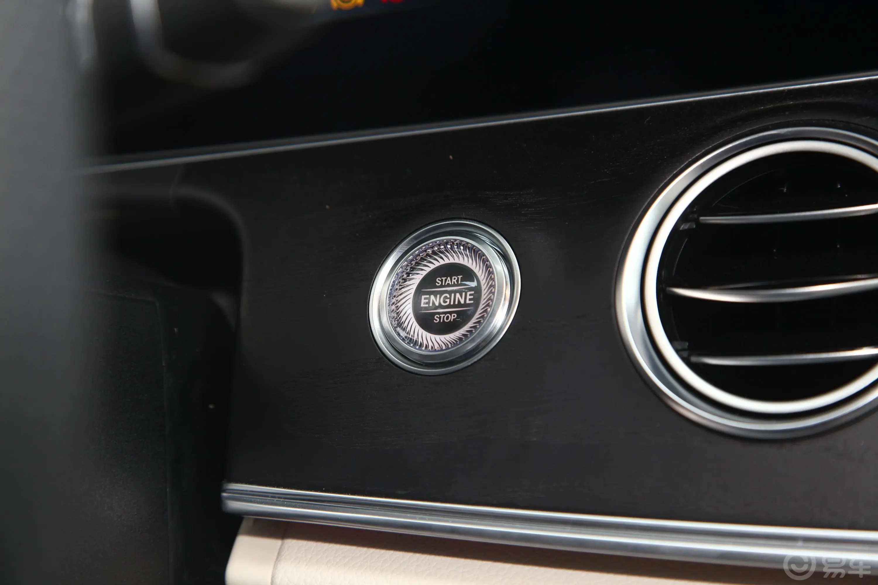 奔驰E级改款 E 320 L 4MATIC 运动轿车钥匙孔或一键启动按键