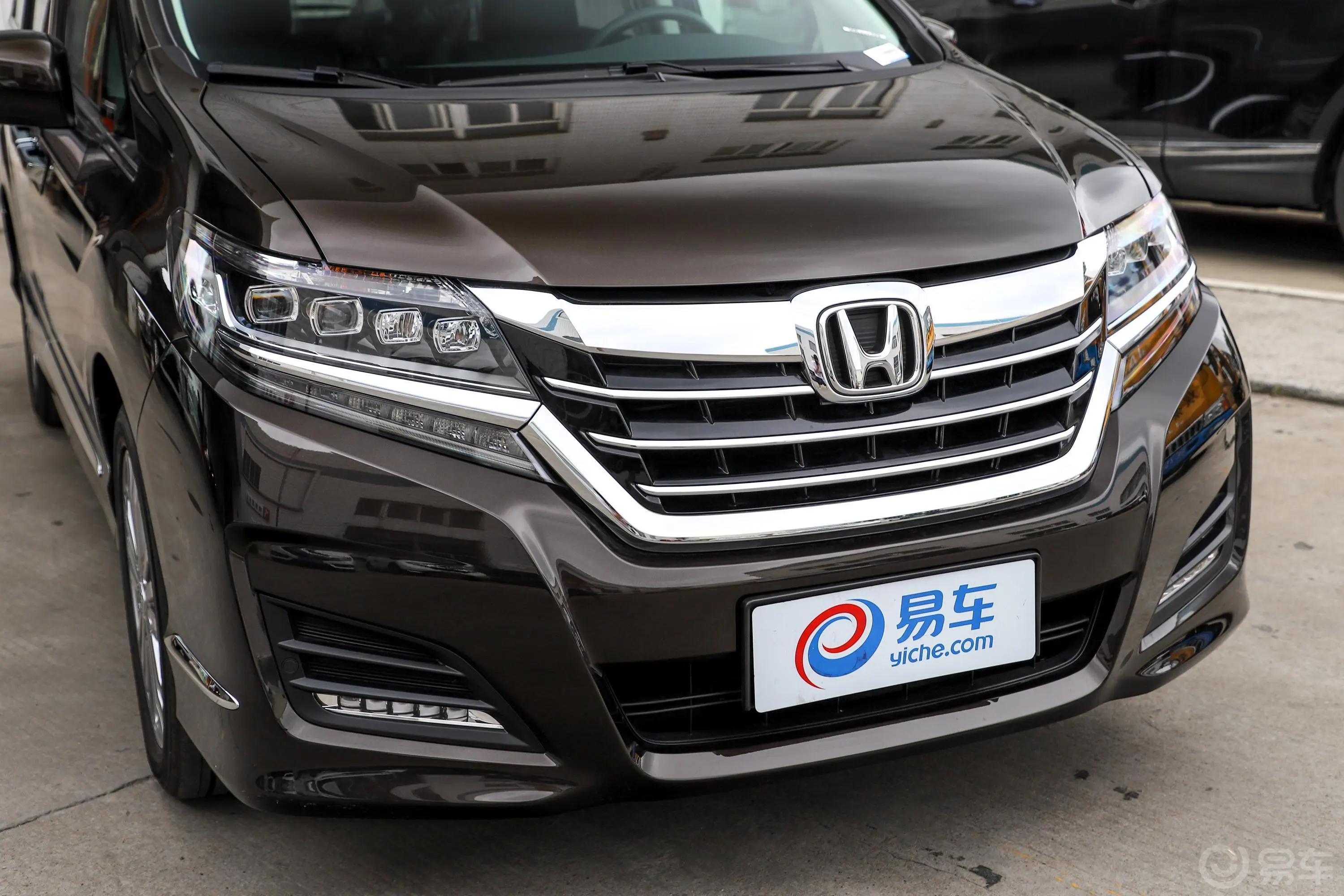 艾力绅2.4L CVT 豪华版前格栅侧俯拍