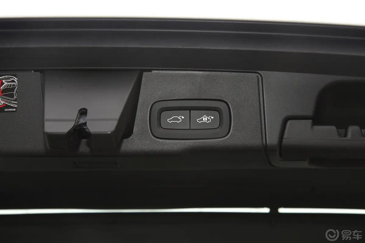 沃尔沃XC60T5 四驱 智雅运动版 国Ⅴ电动尾门按键（手动扶手）