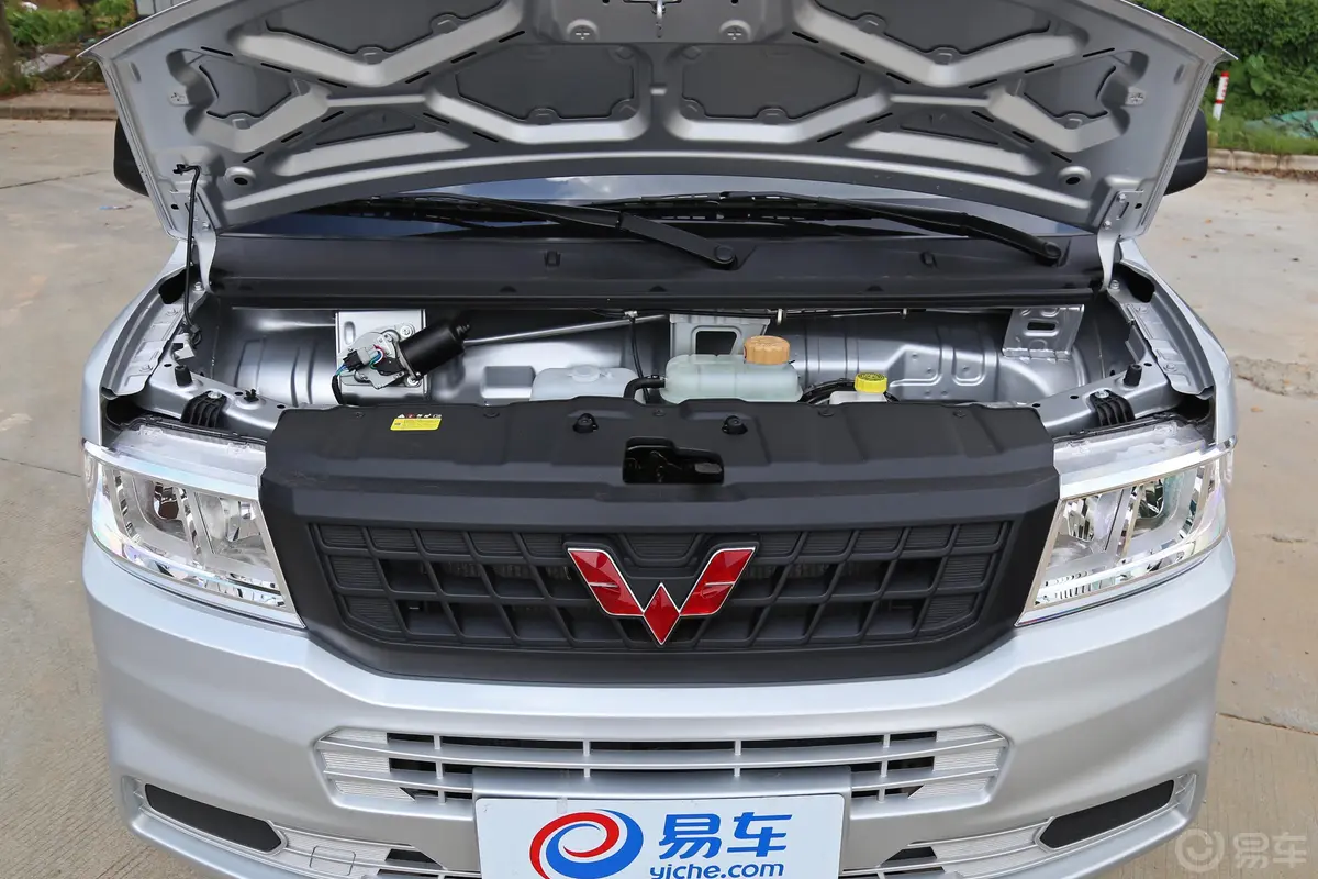 五菱荣光新卡1.8L 手动 双排 国V发动机舱整体