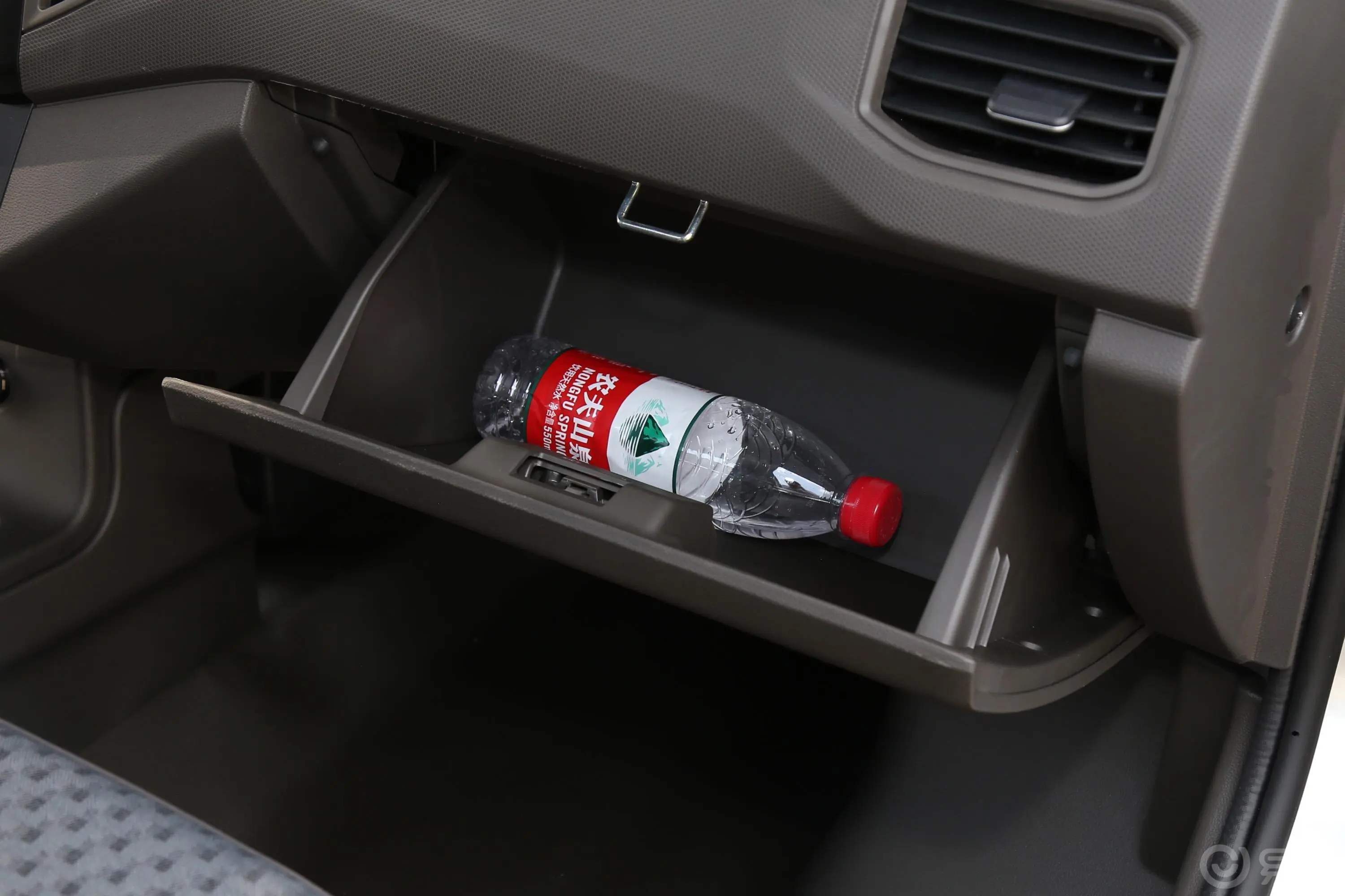 五菱荣光新卡1.8L 手动 单排 国V手套箱空间水瓶横置