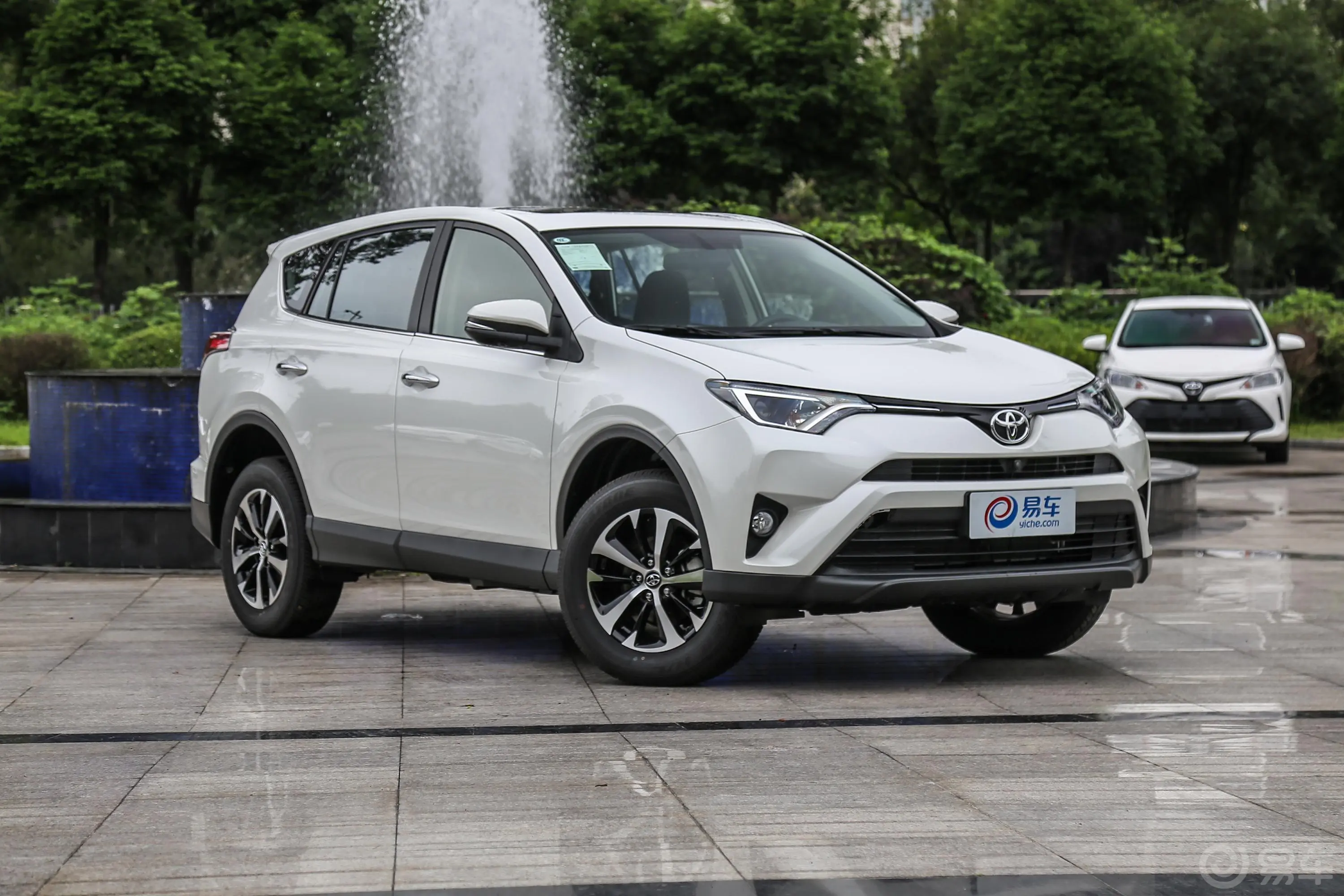 RAV4荣放2.0L CVT 两驱 风尚版 国V外观