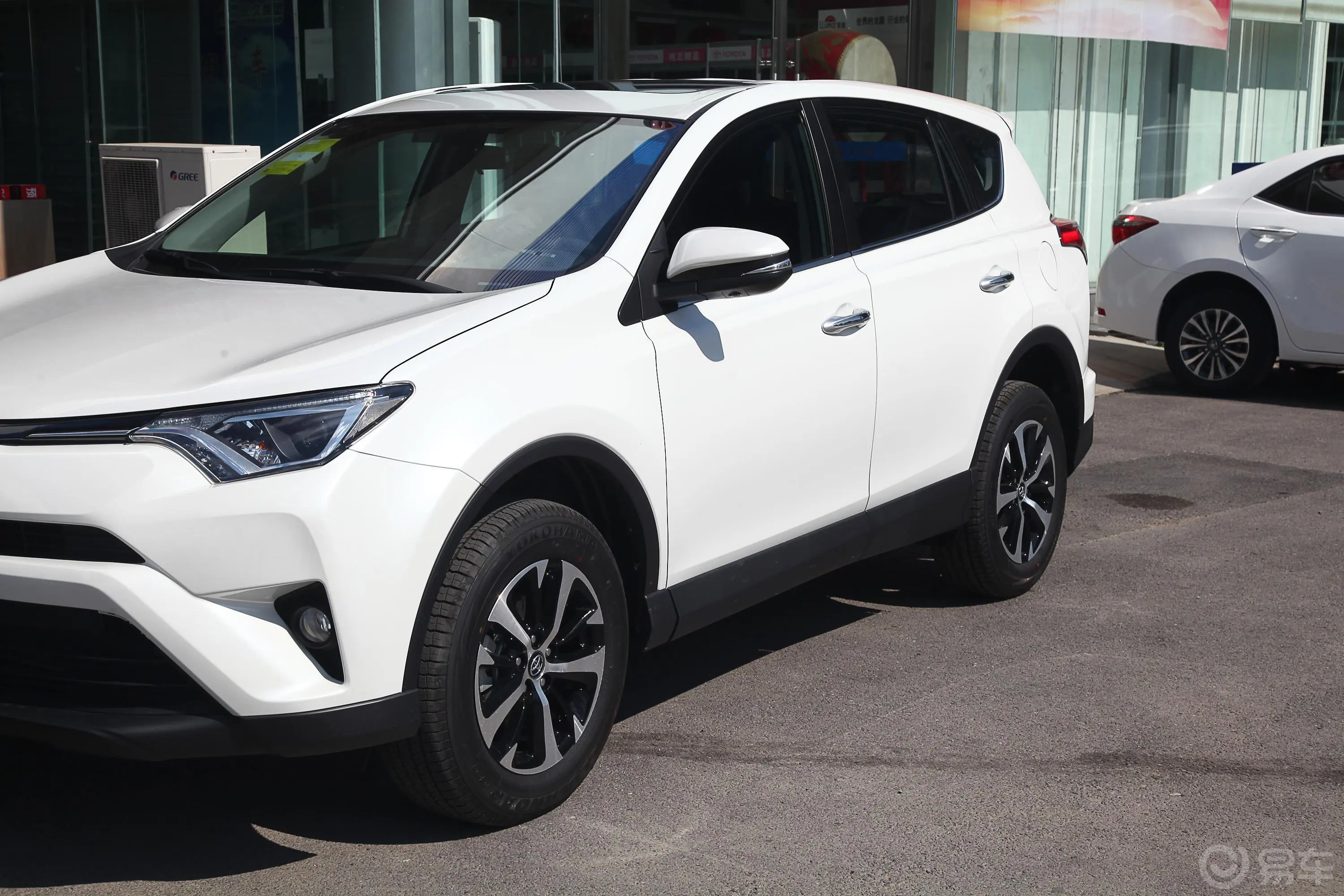 RAV4荣放2.0L CVT 两驱 舒适版 国V外观