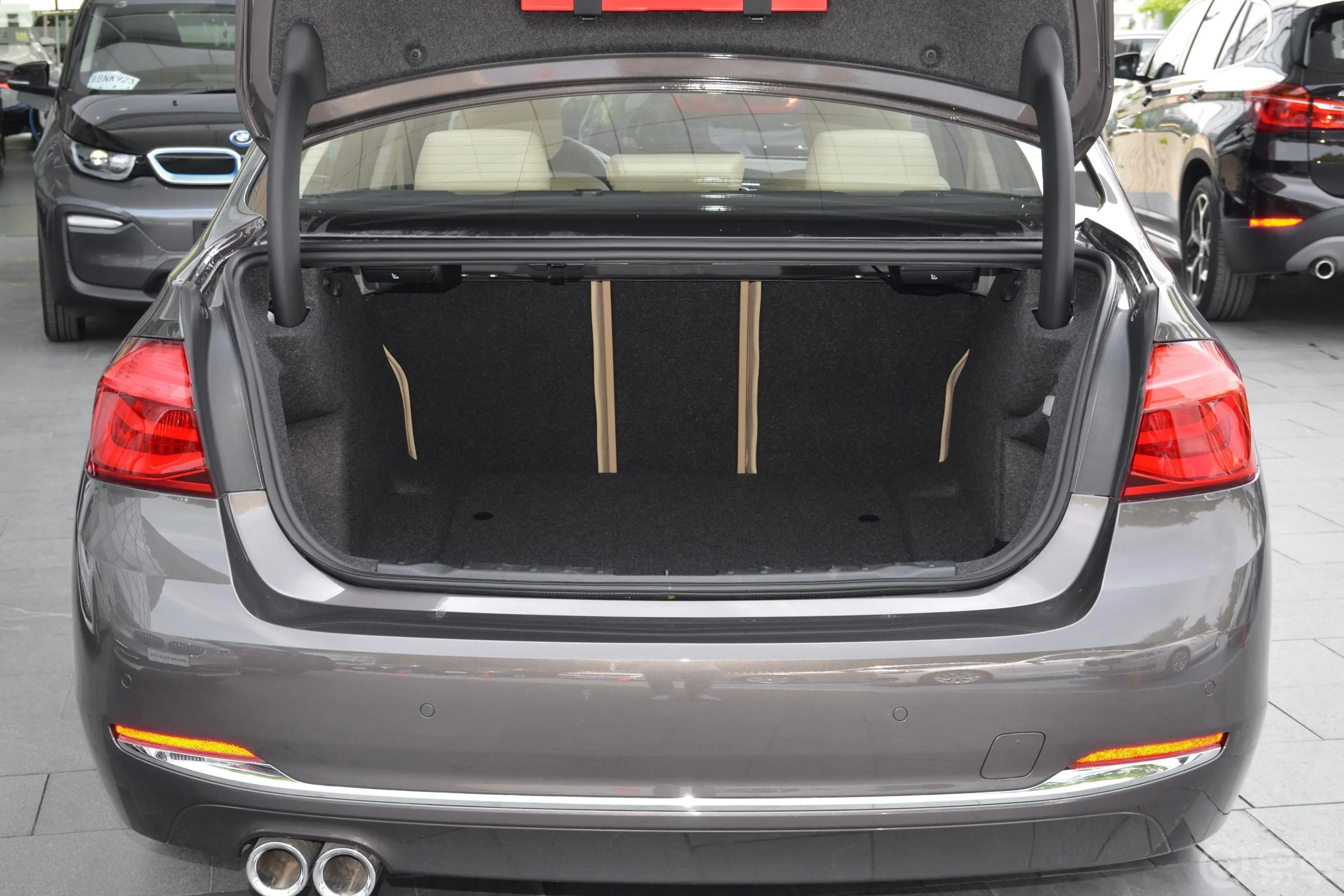 宝马3系320Li 领先版豪华套装后备厢空间特写