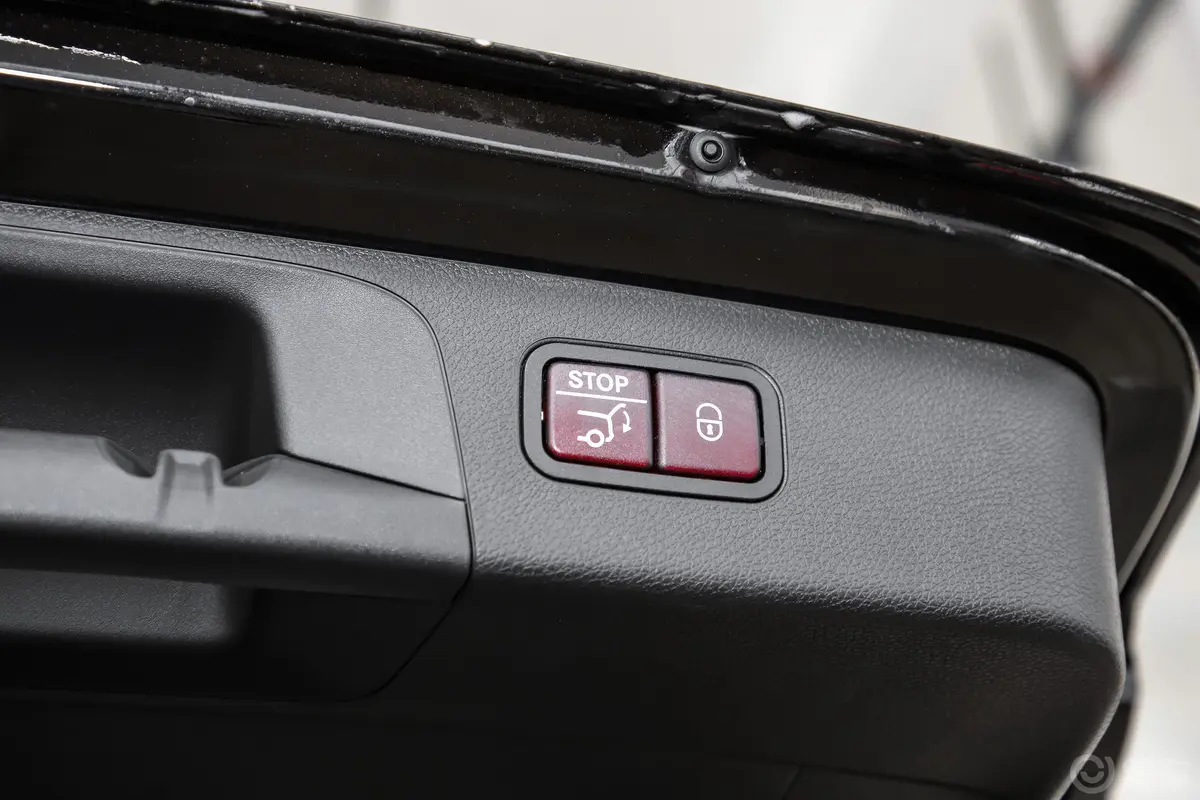 奔驰GLC改款 GLC 300 4MATIC 豪华版电动尾门按键（手动扶手）