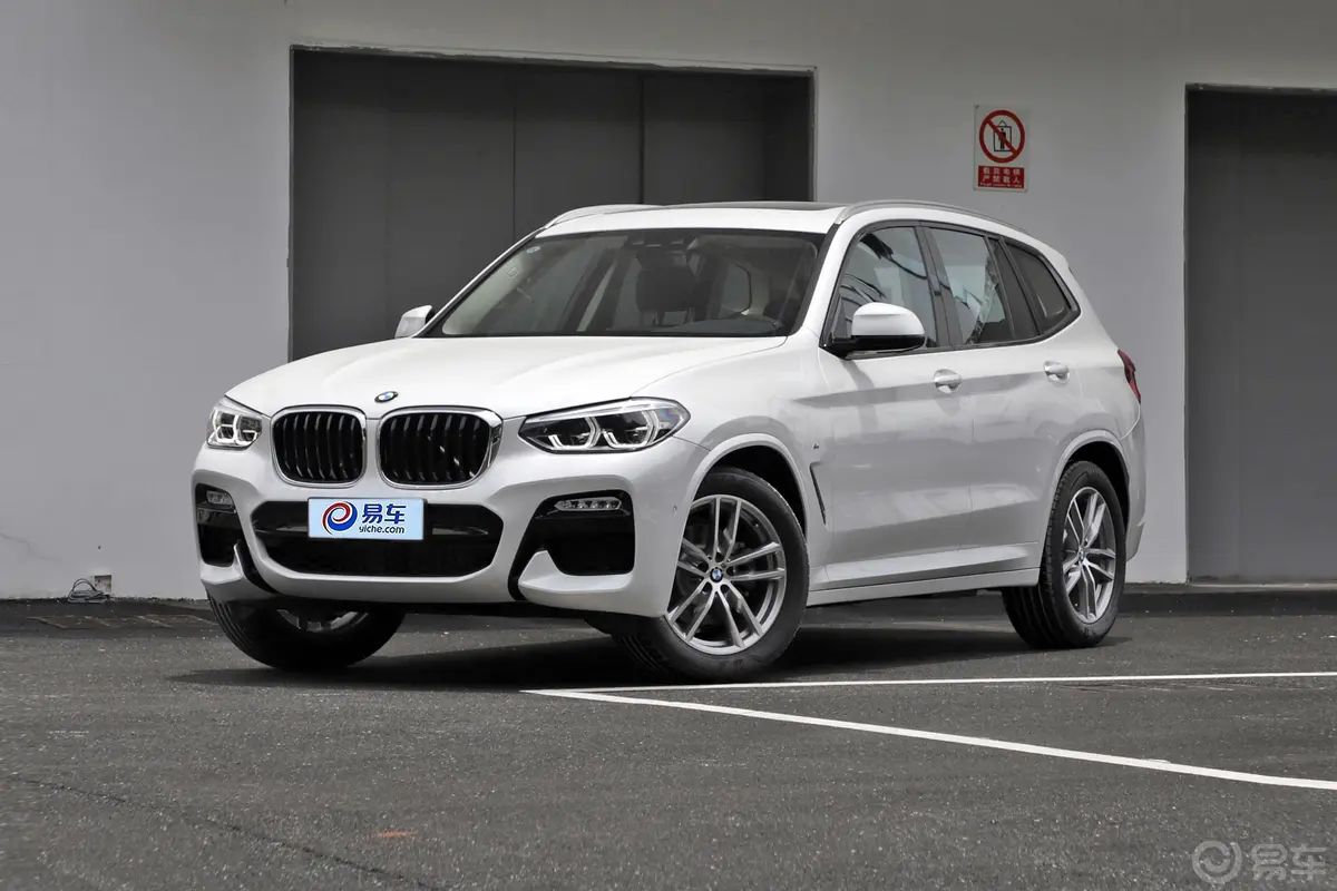 宝马X3xDrive 25i M运动套装 国V侧前45度车头向左水平