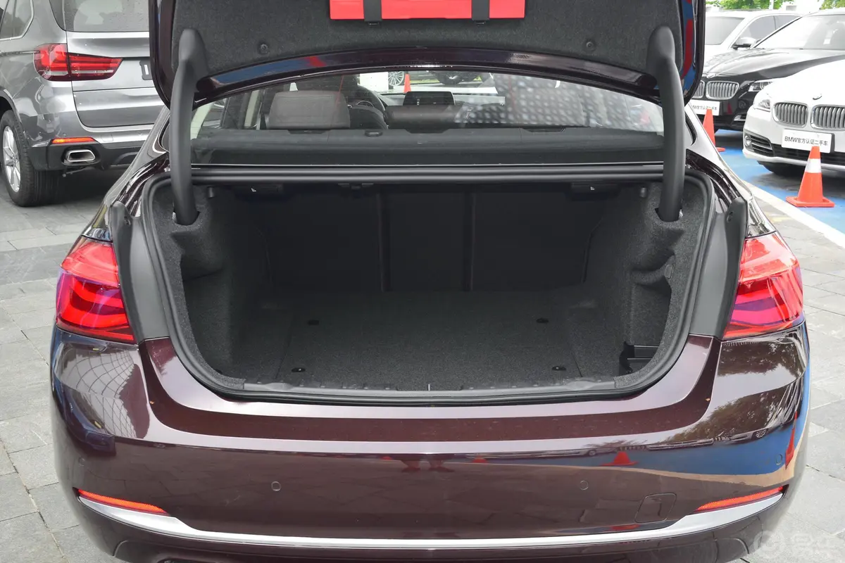 宝马3系320Li xDrive 时尚版后备厢空间特写