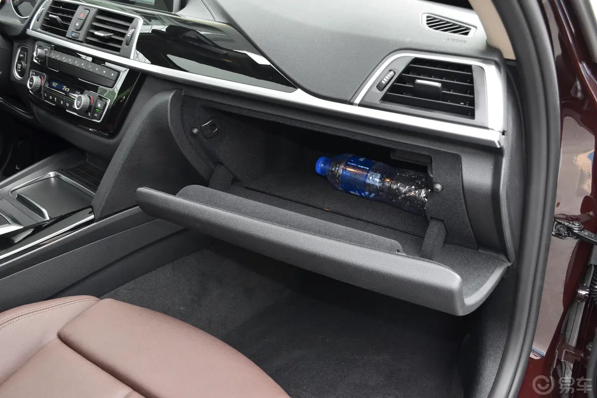 宝马3系320Li xDrive 时尚版手套箱空间水瓶横置