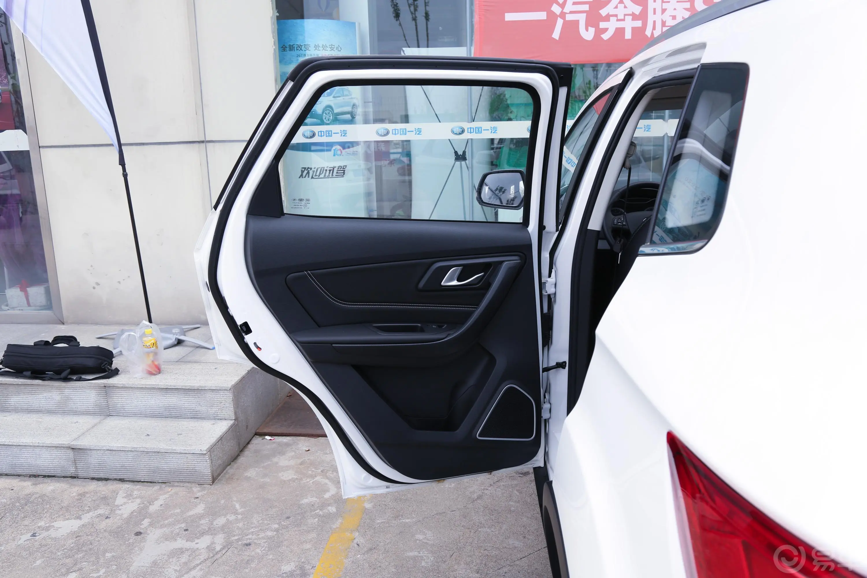 奔腾X40网红版 1.6L 手动 豪华版驾驶员侧后车门