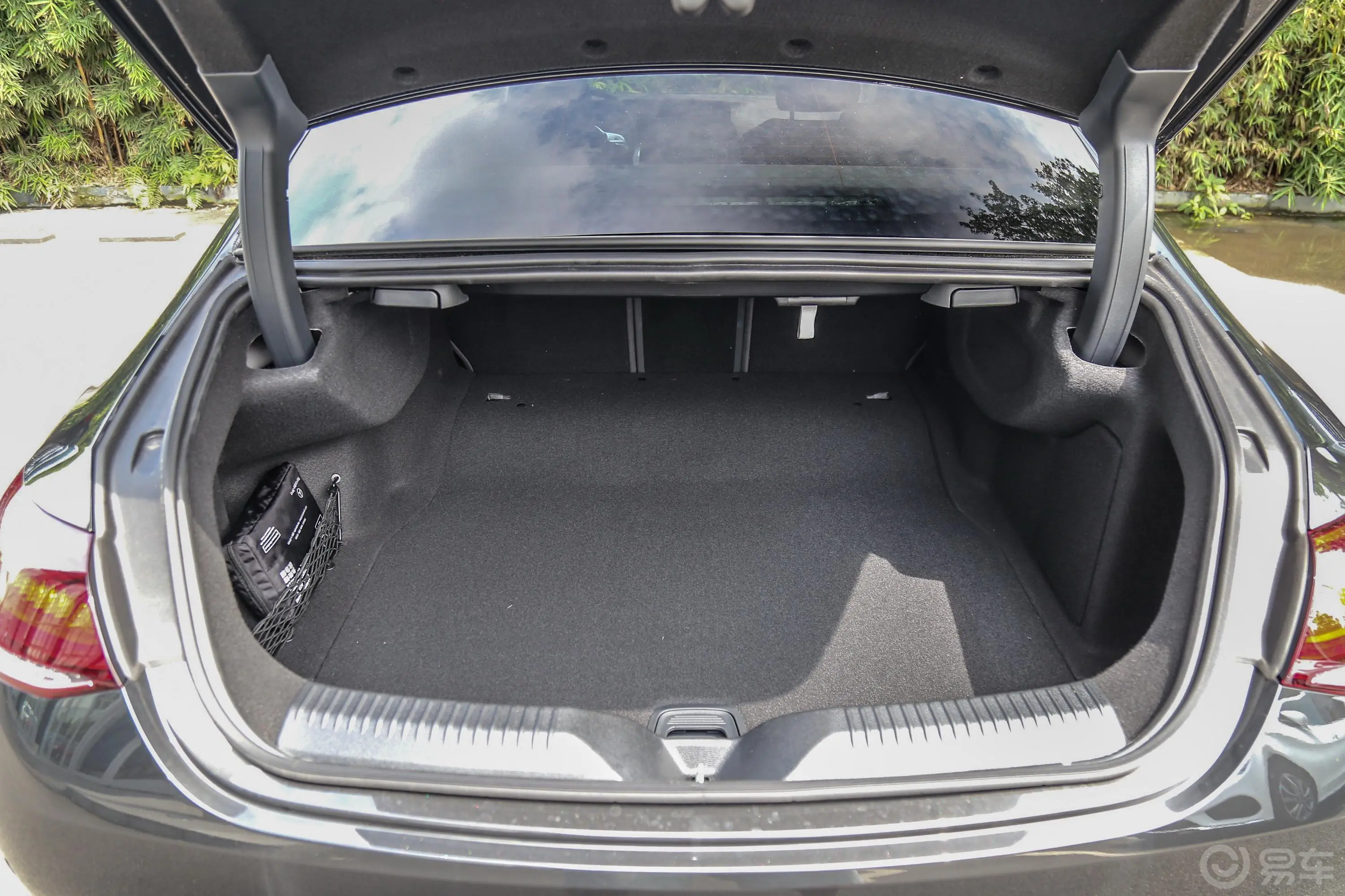 奔驰CLSCLS 350 4MATIC 先型特别版后备厢空间特写