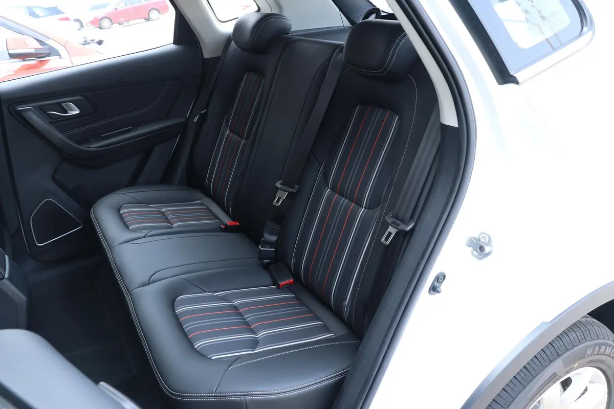 奔腾X40网红版 1.6L 手动 舒适版后排座椅