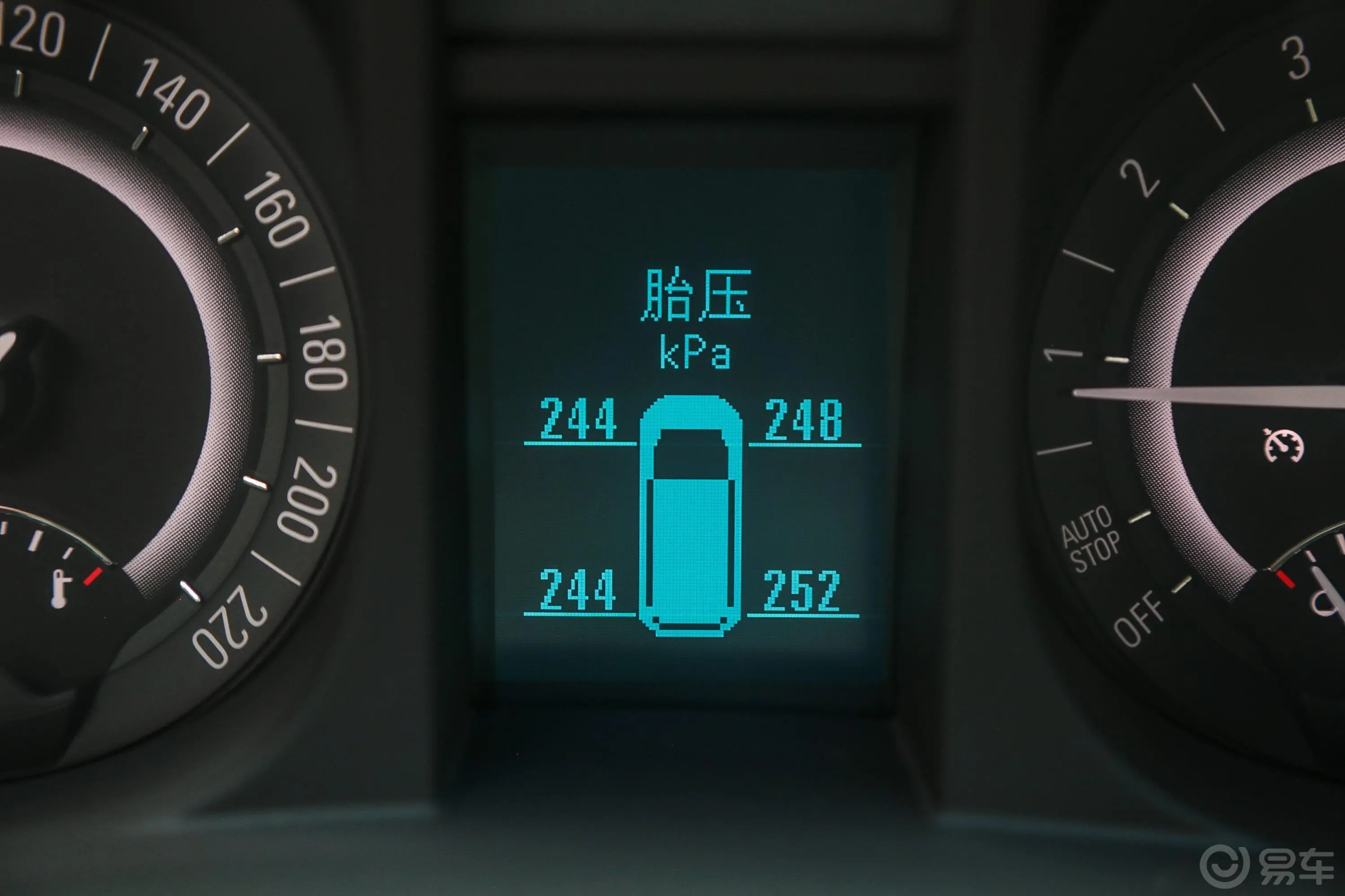 别克GL825S 豪华版 国V内饰